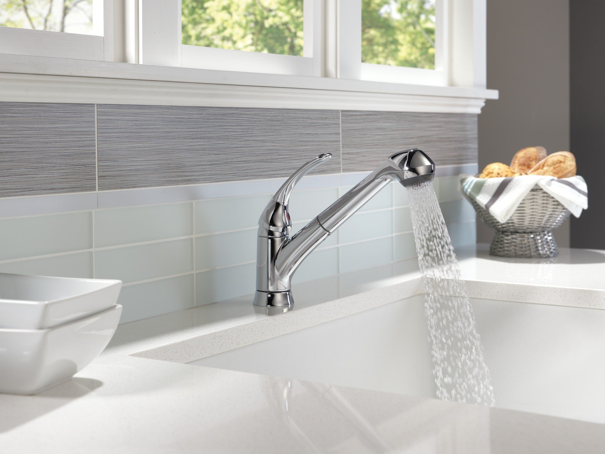 Delta Foundations® Single Handle Pull-Out Kitchen Faucet