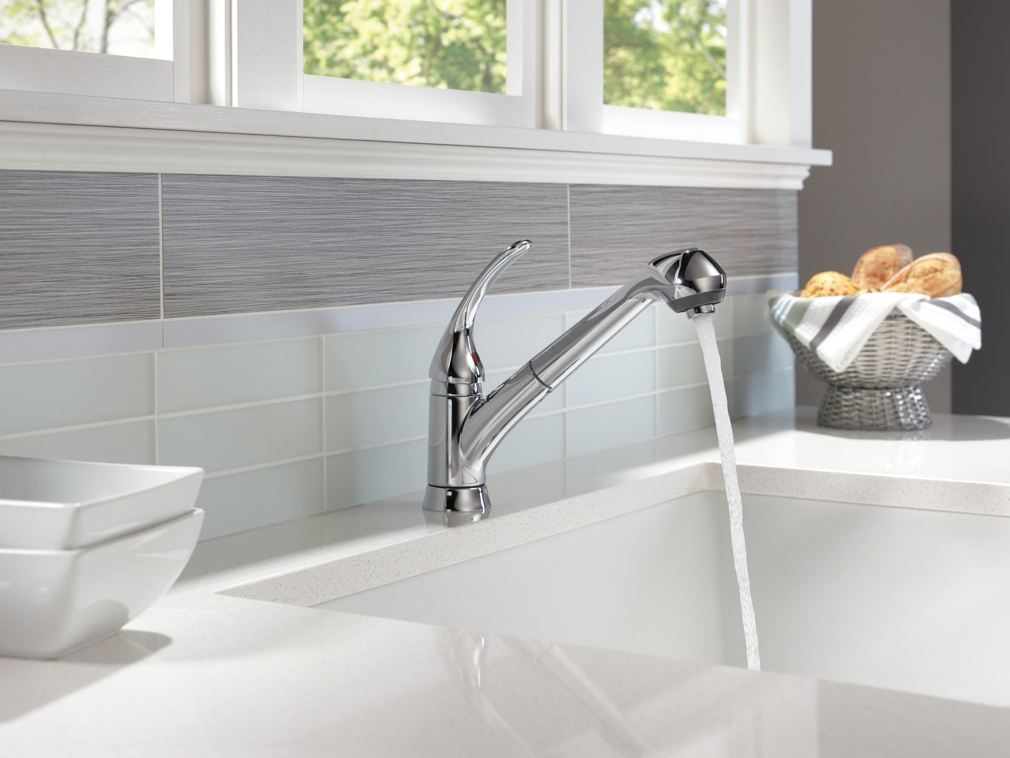 Delta Foundations® Single Handle Pull-Out Kitchen Faucet