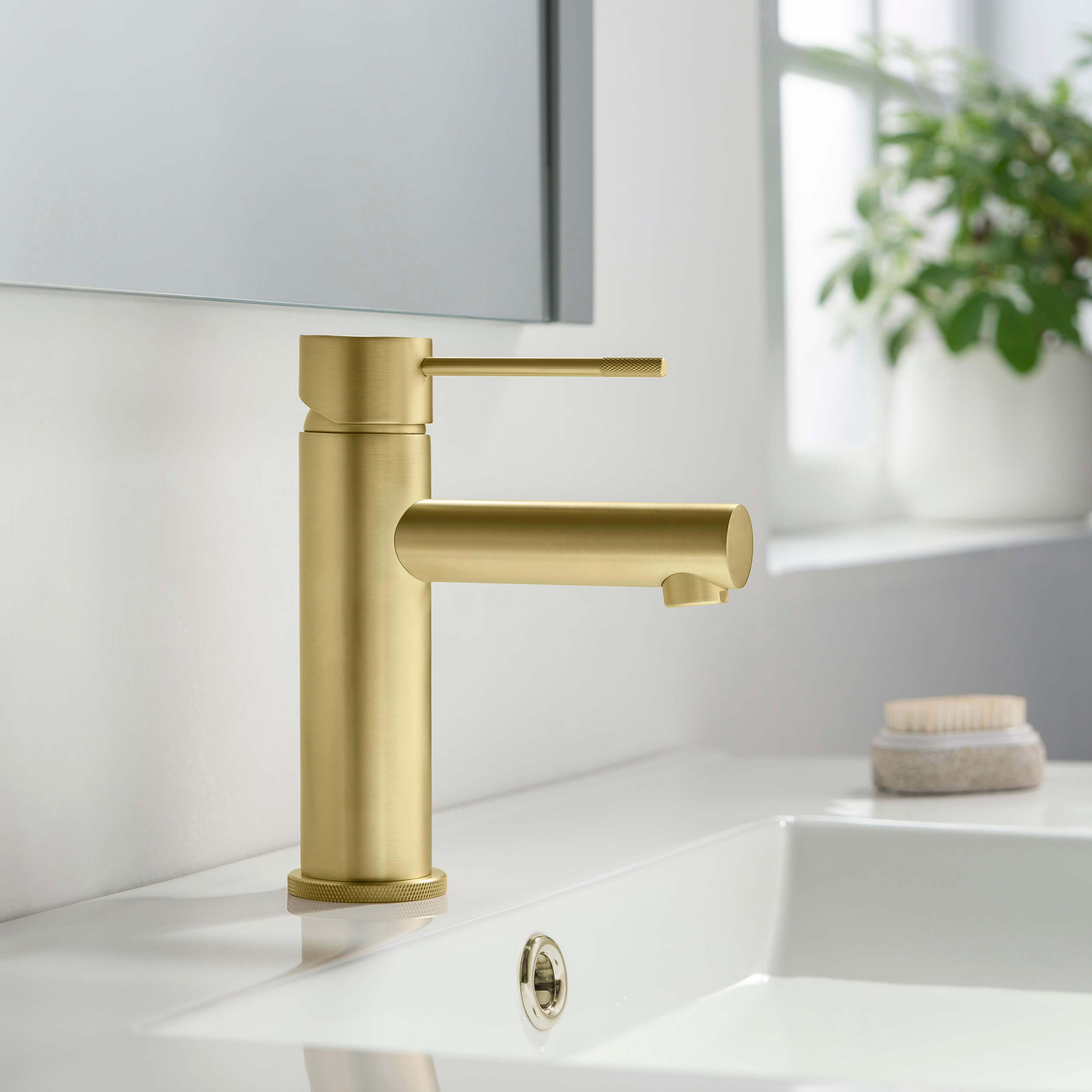 Verona Single Handle Bathroom Vanity Sink Faucet with Pop Up Drain