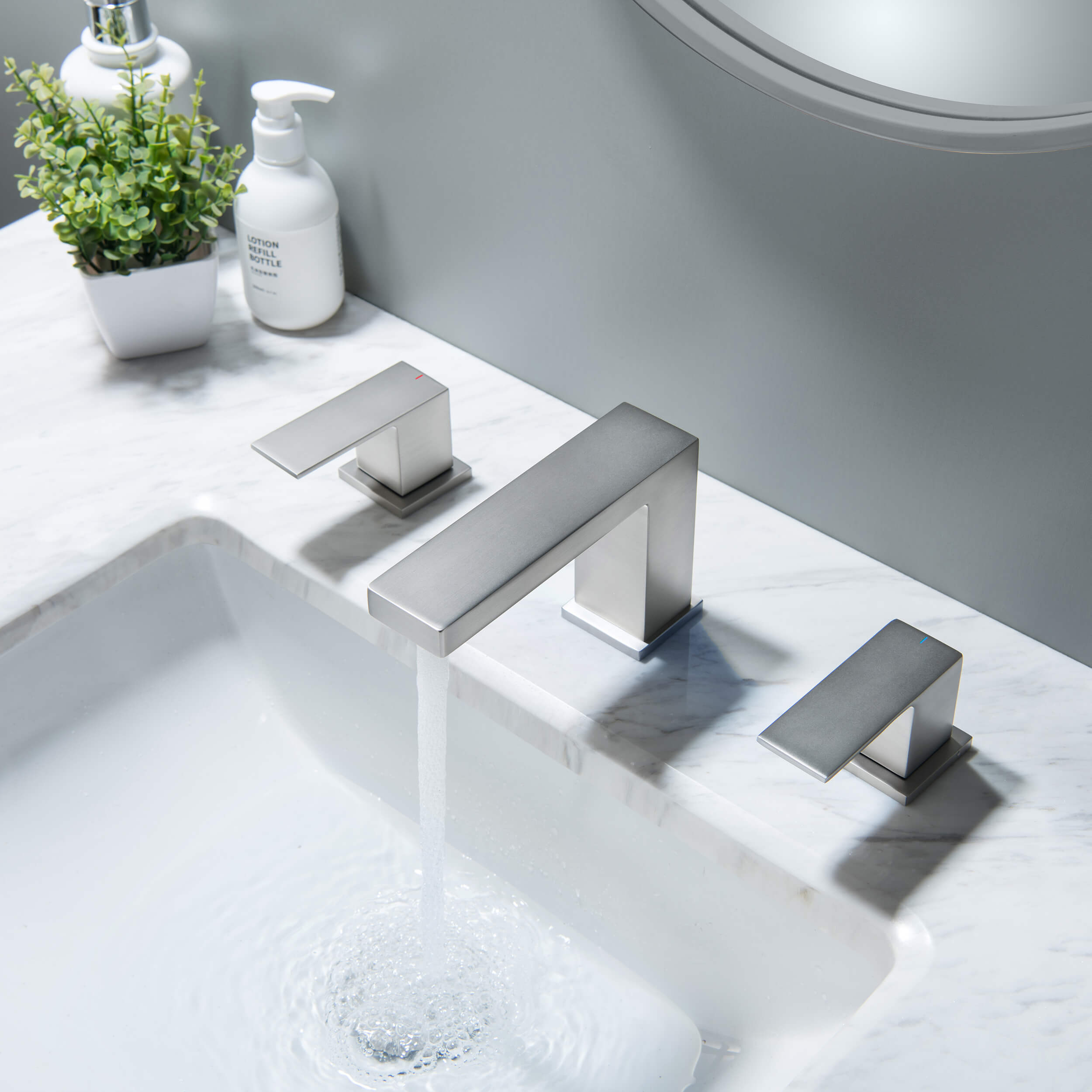 Quadra 8" Widespread Bathroom Sink Faucet with Drain Assembly