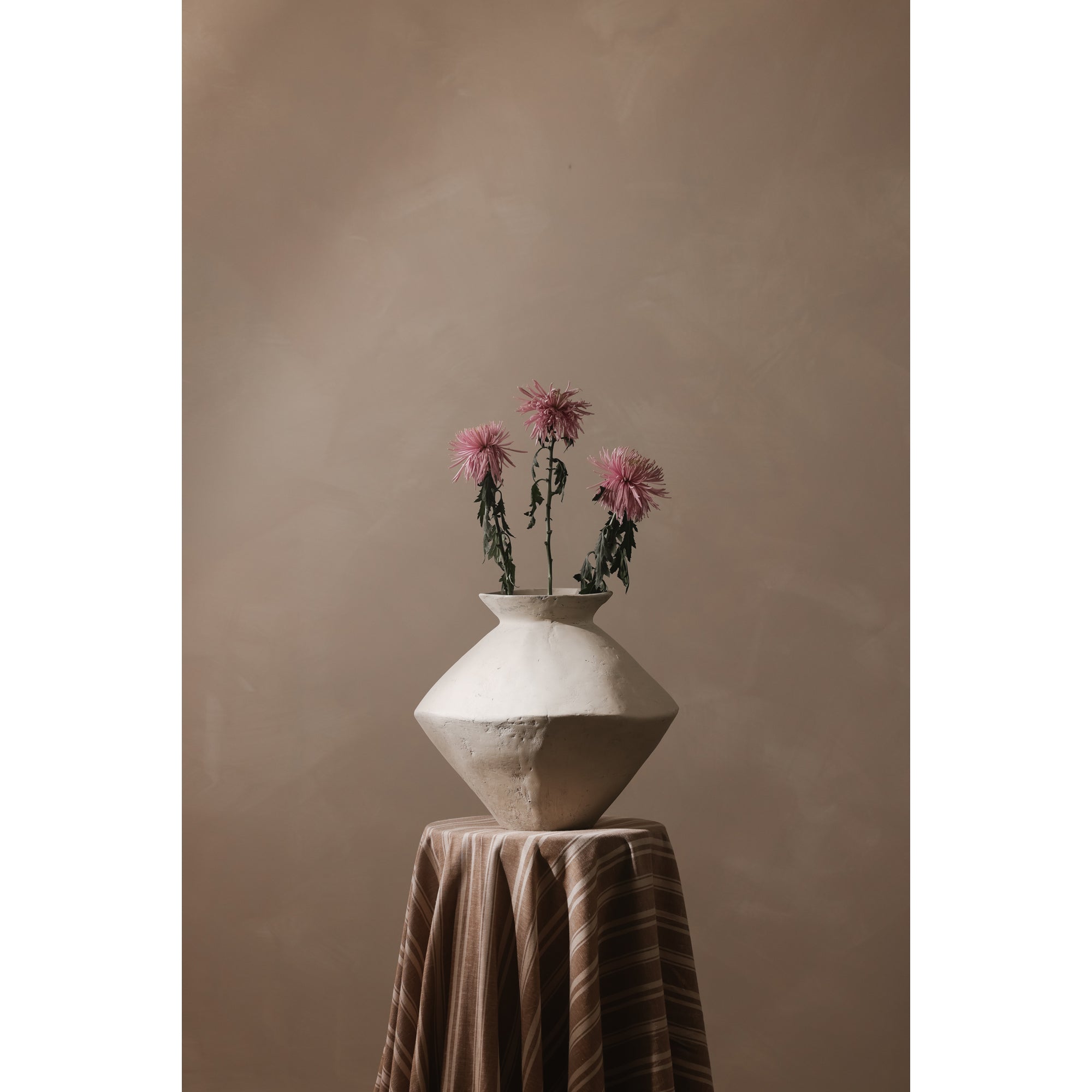 Moes Raja Medium Decorative Vessel White DD-1036-18
