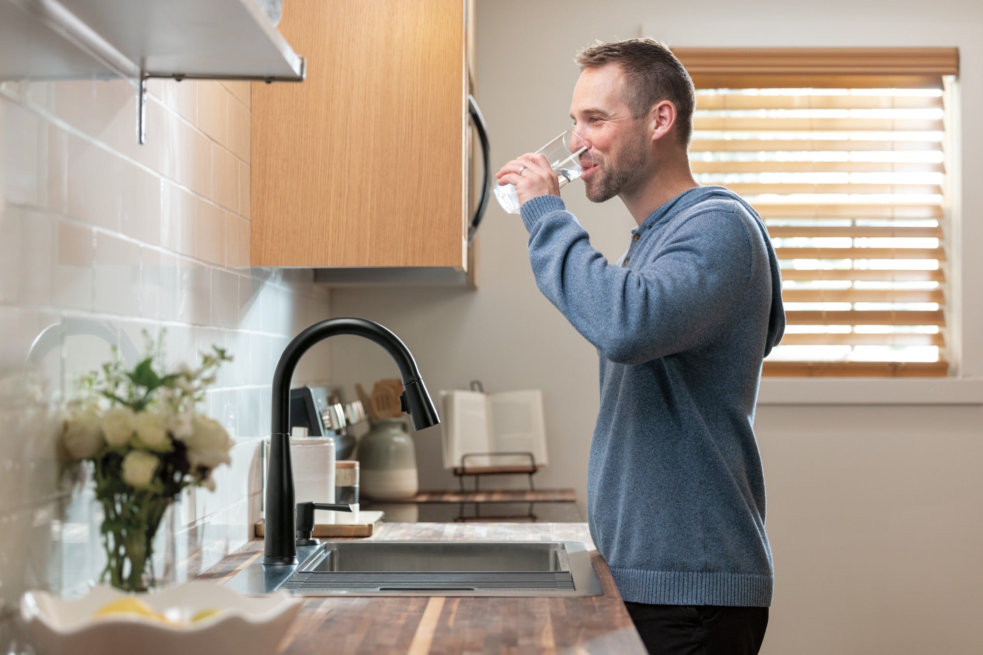 Delta Essa® Touch<sub>2</sub>O® Technology Kitchen Faucet with Touchless Technology