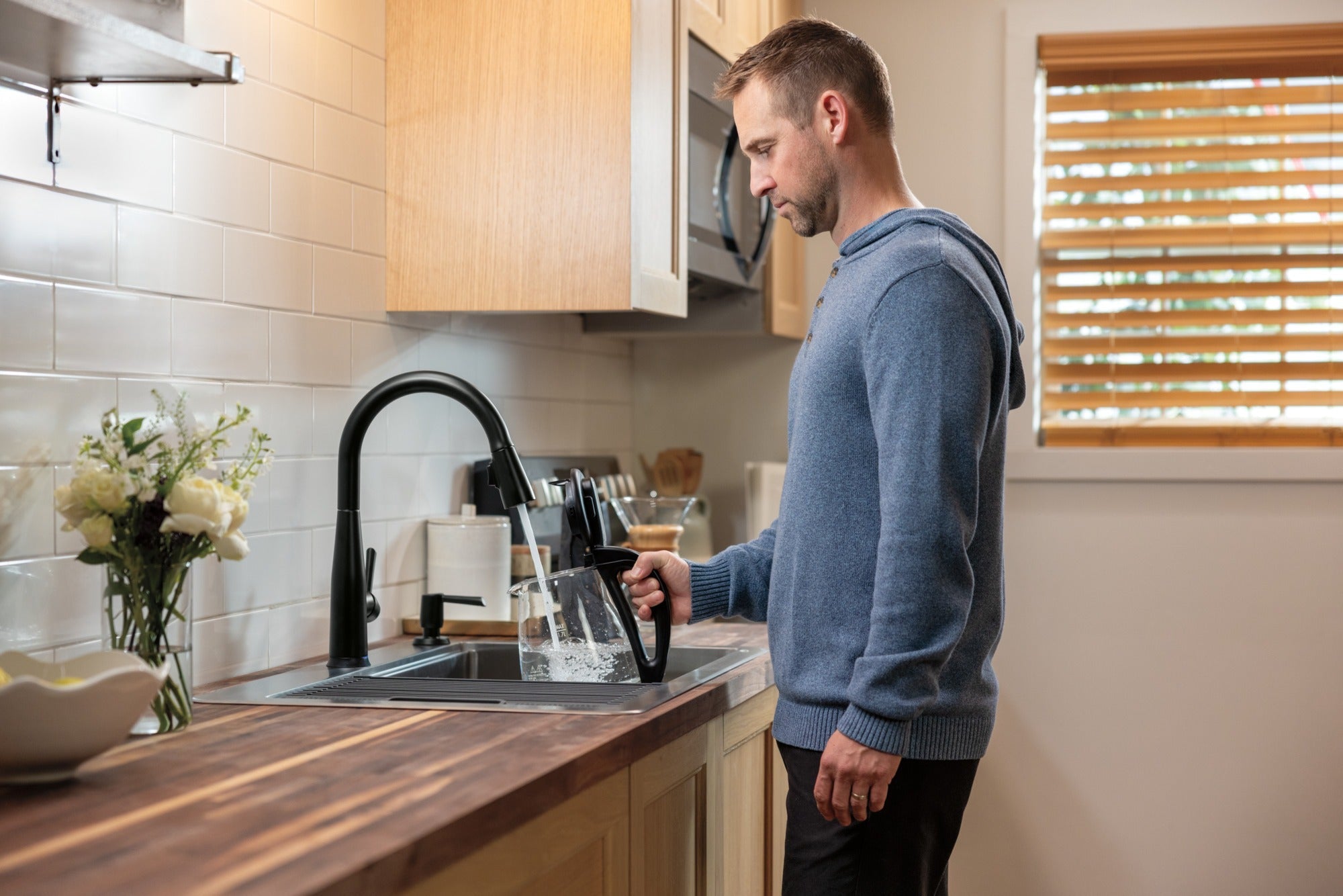 Delta Essa® Touch<sub>2</sub>O® Technology Kitchen Faucet with Touchless Technology