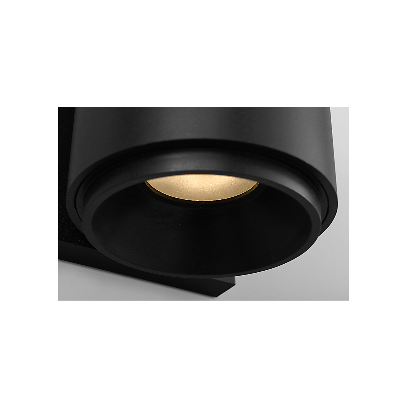 Visual Comfort Huntwick Round Outdoor Wall