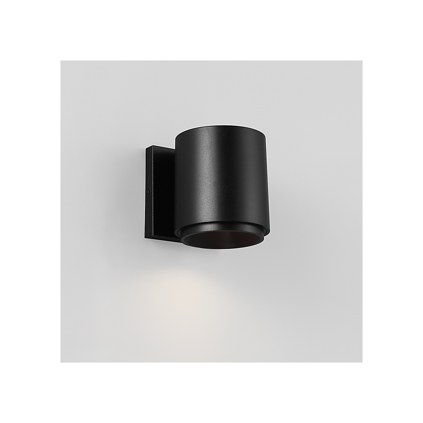 Visual Comfort Huntwick Round Outdoor Wall