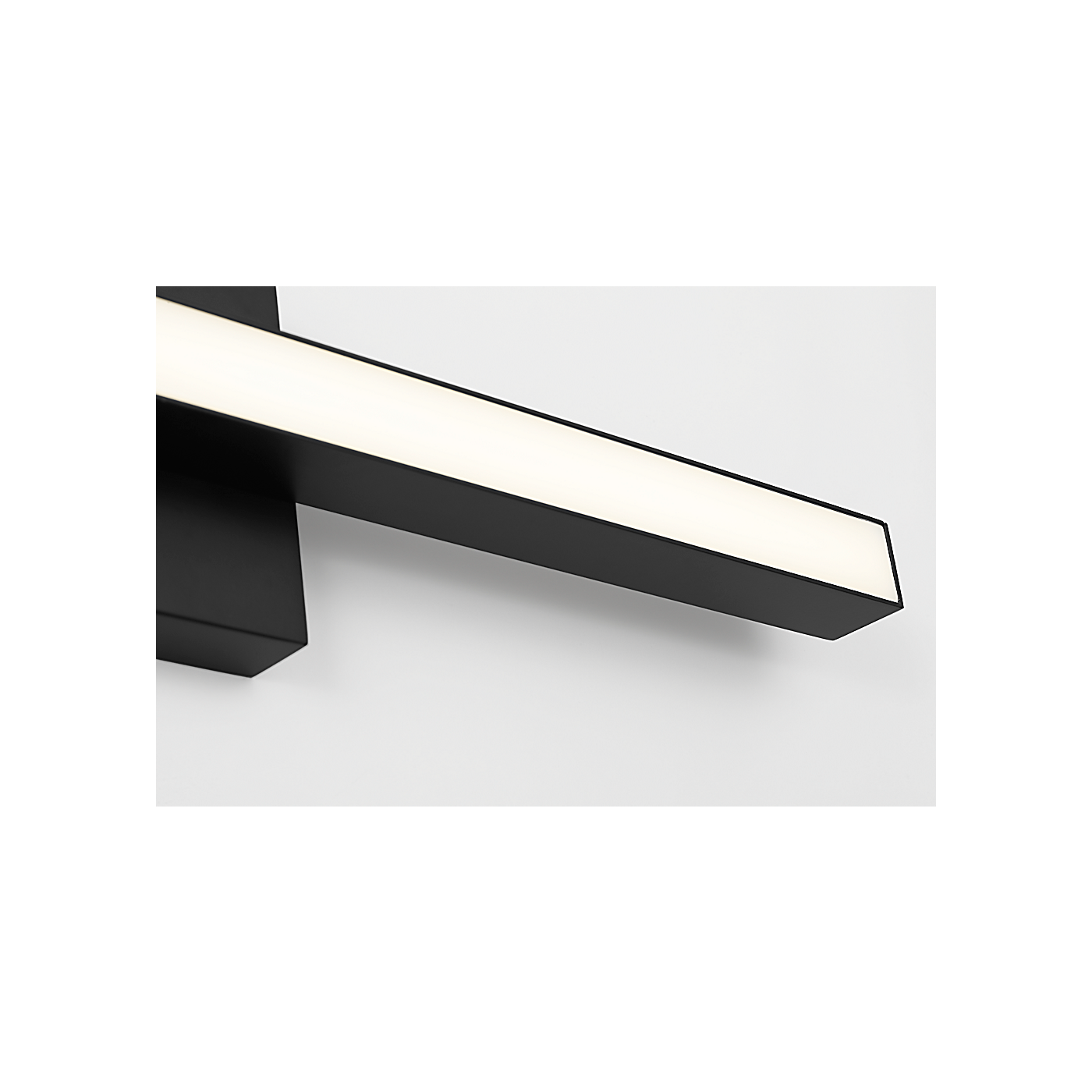 Visual Comfort Marque 24 Led Vanity