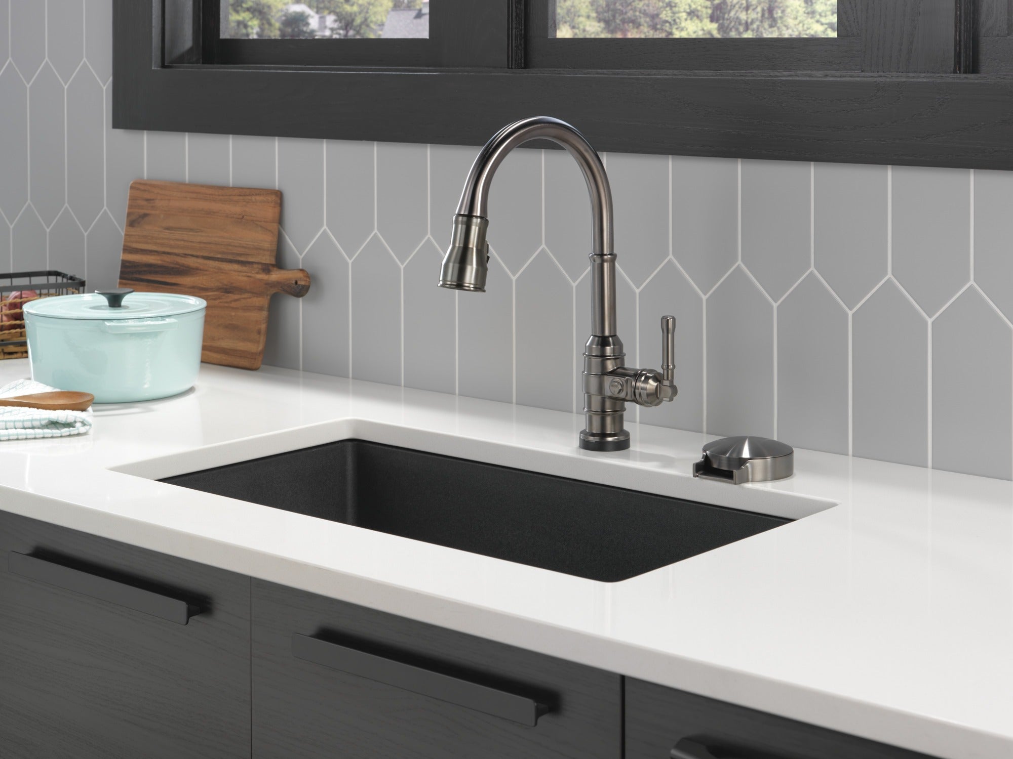 Delta Broderick® Single Handle Pull-Down Kitchen Faucet With Touch<sub>2</sub>O® Technology