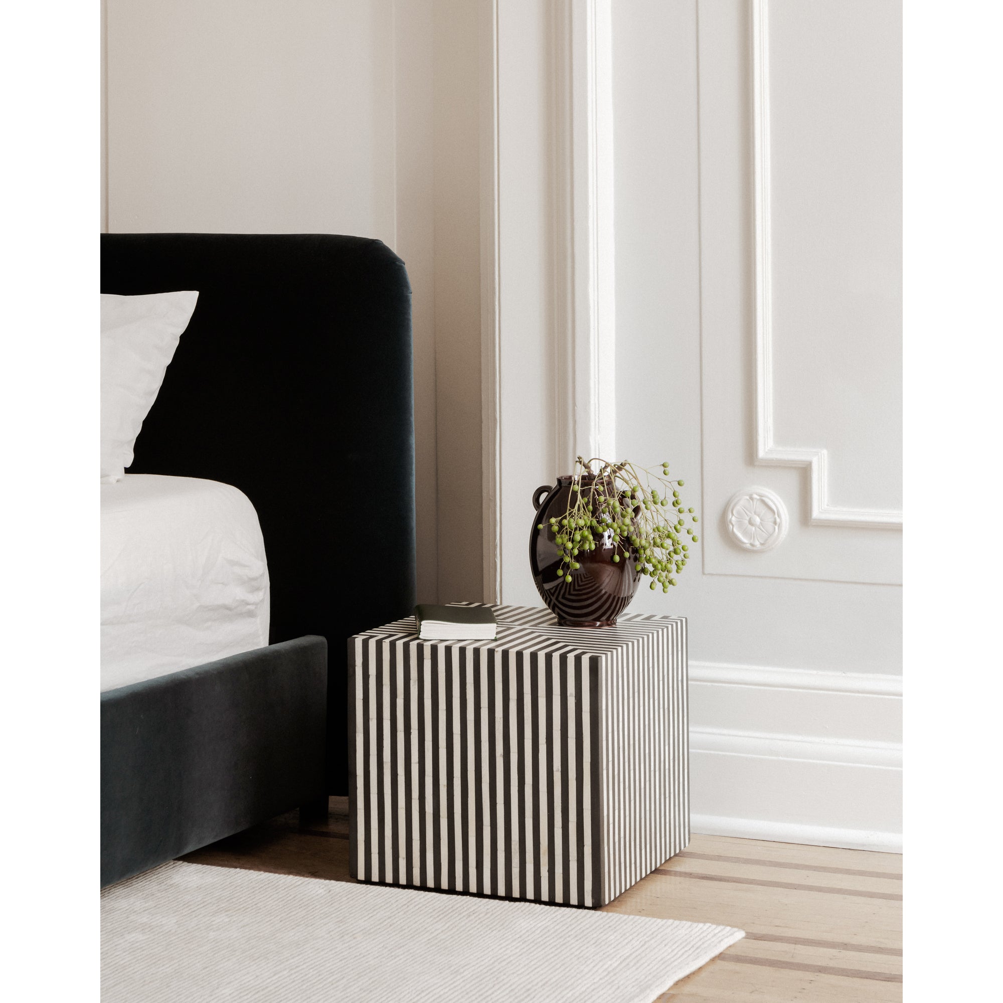 Moes Terning Side Table Black and White GZ-1149-37