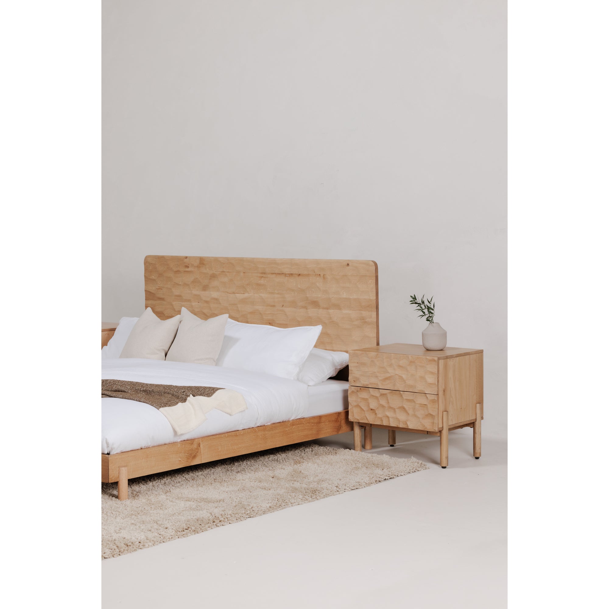 Moes Misaki Queen Bed Natural GZ-1160-24-0