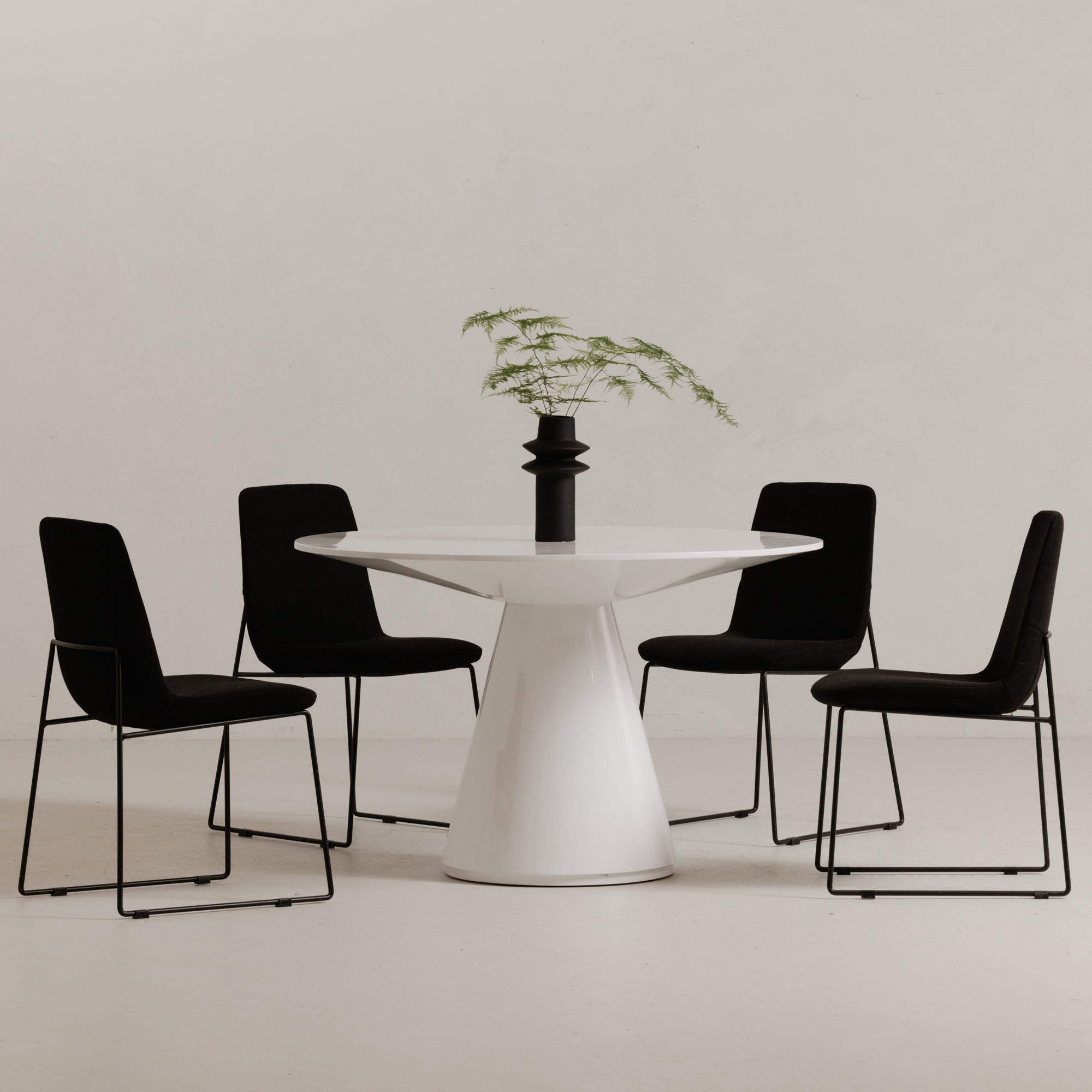 Moes Otago 47In Round Dining Table White KC-1028-18-0