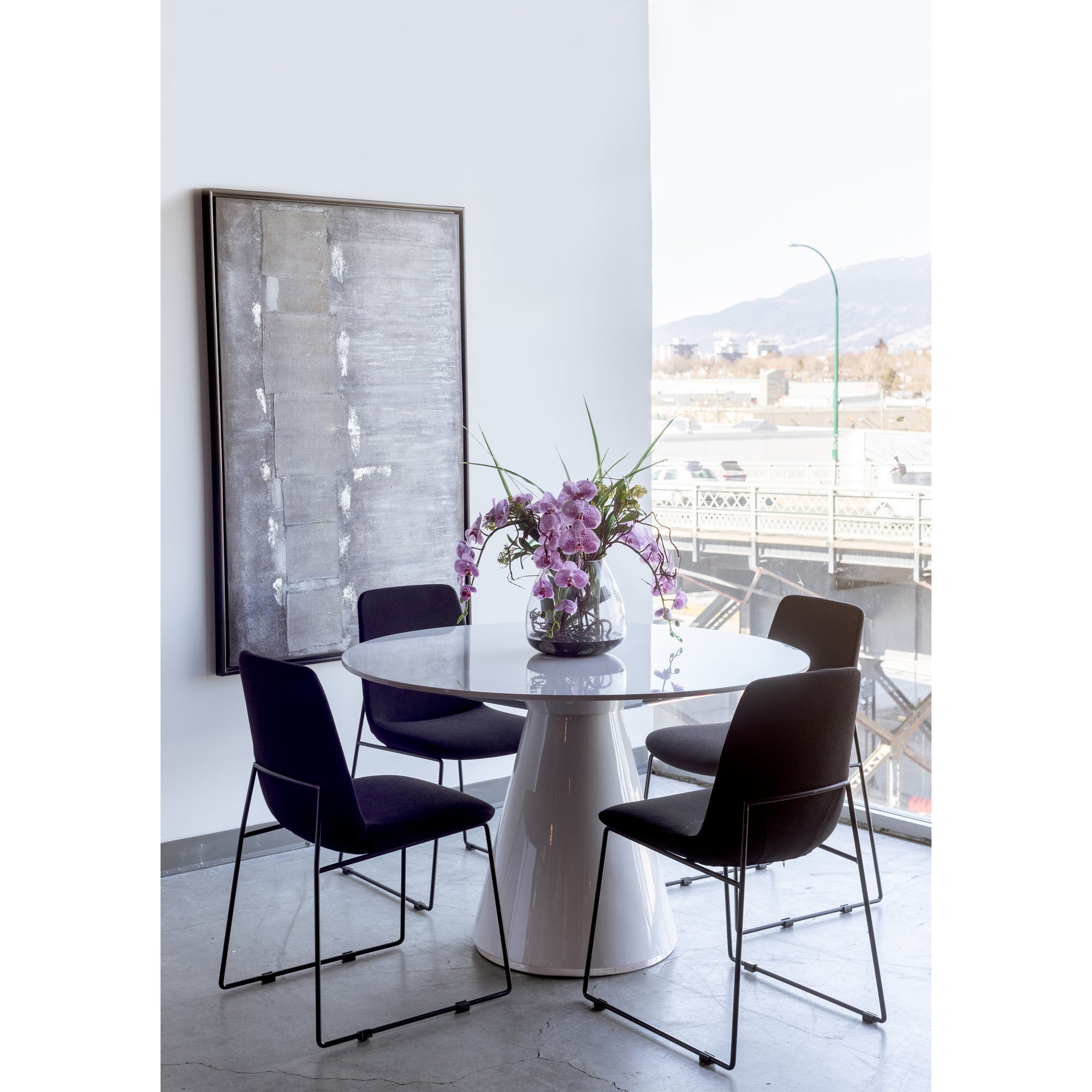 Moes Otago 47In Round Dining Table White KC-1028-18-0