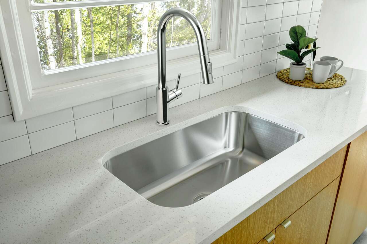 Stainless Steel Single Hole Kitchen Sink Faucet with Pull Down Sprayer