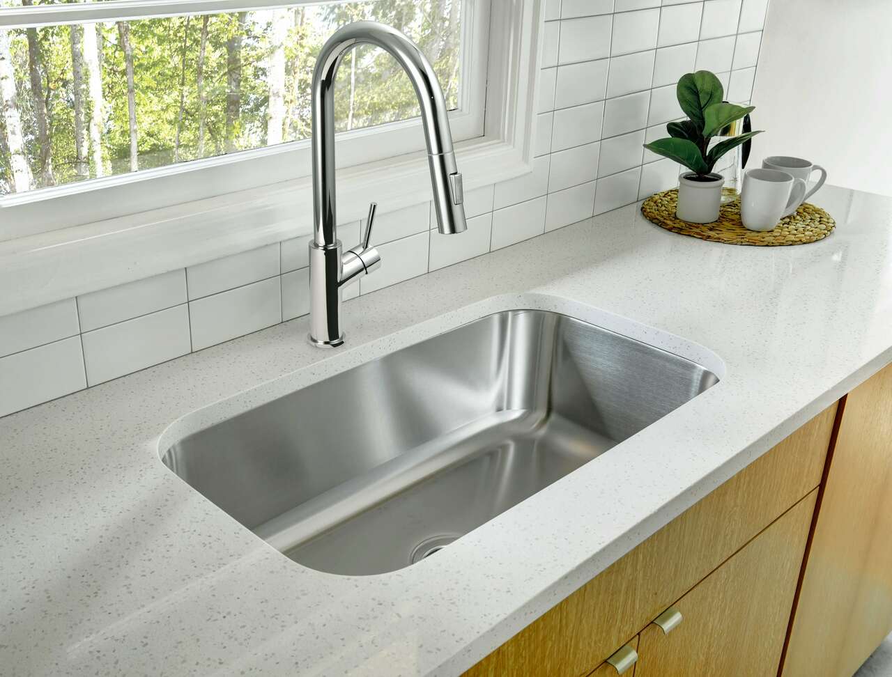 Stainless Steel Single Hole Kitchen Sink Faucet with Pull Down Sprayer