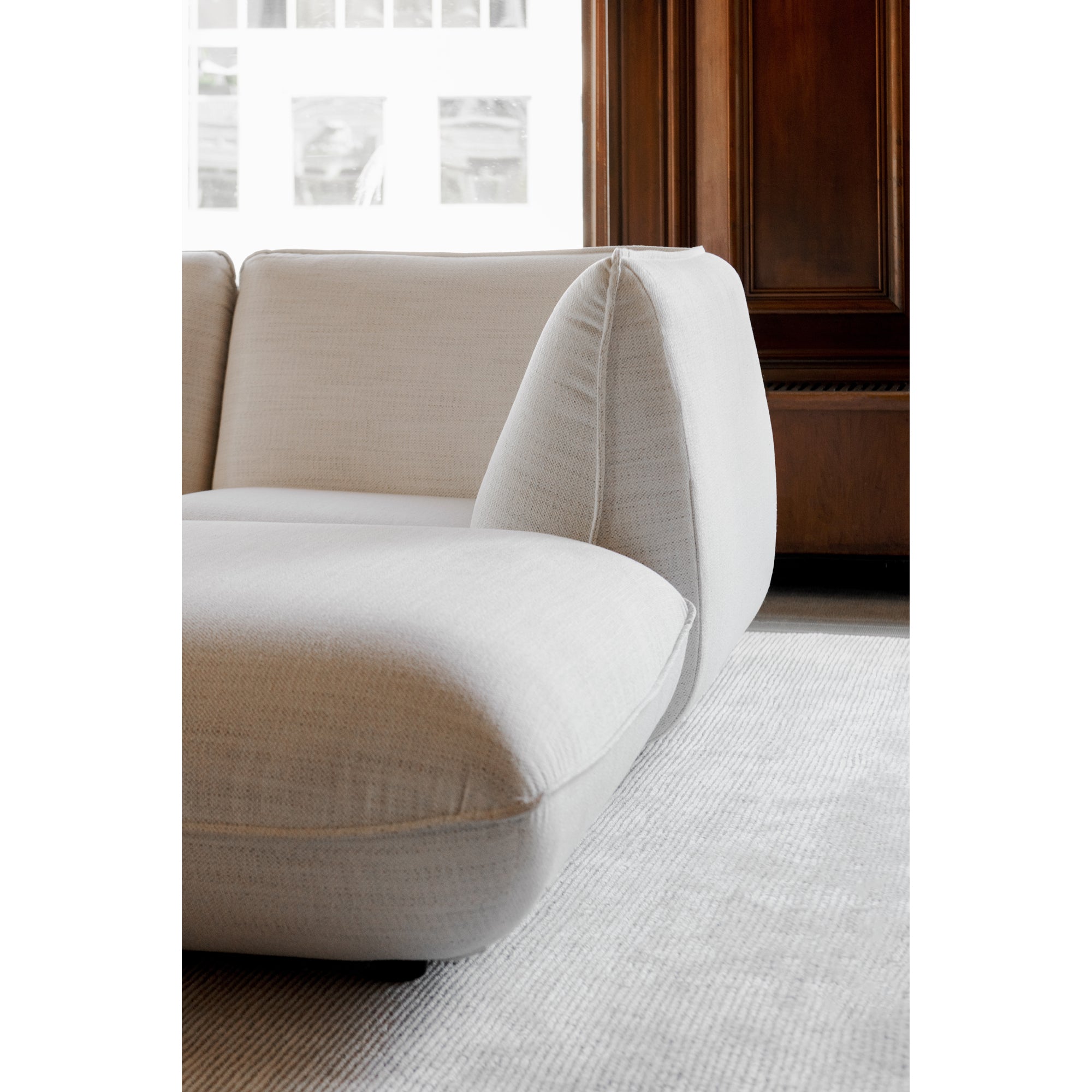 Moes Zeppelin Ottoman Salt Stone White KQ-1014-18