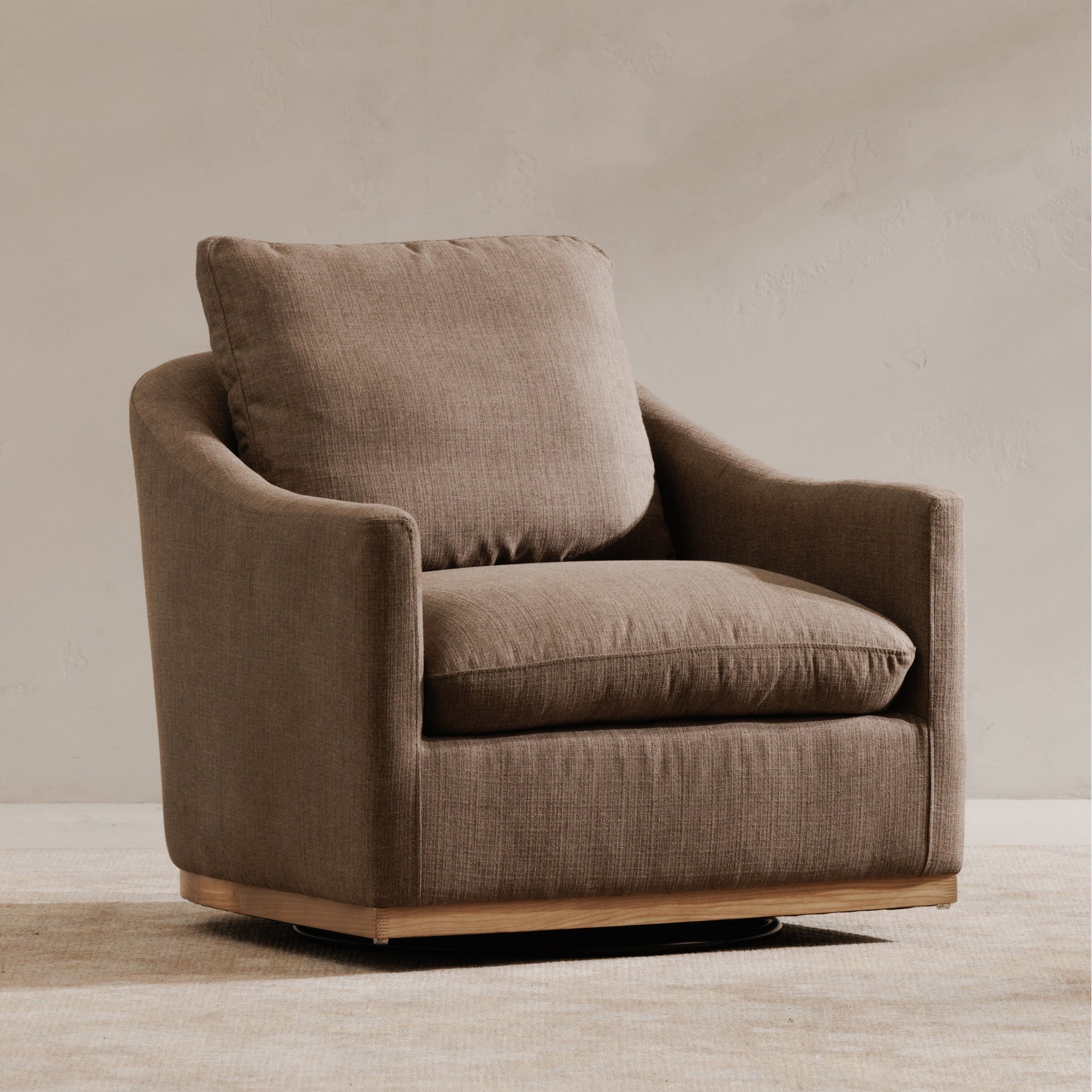 Moes Linden Swivel Chair Soft Taupe KQ-1029-39-USA