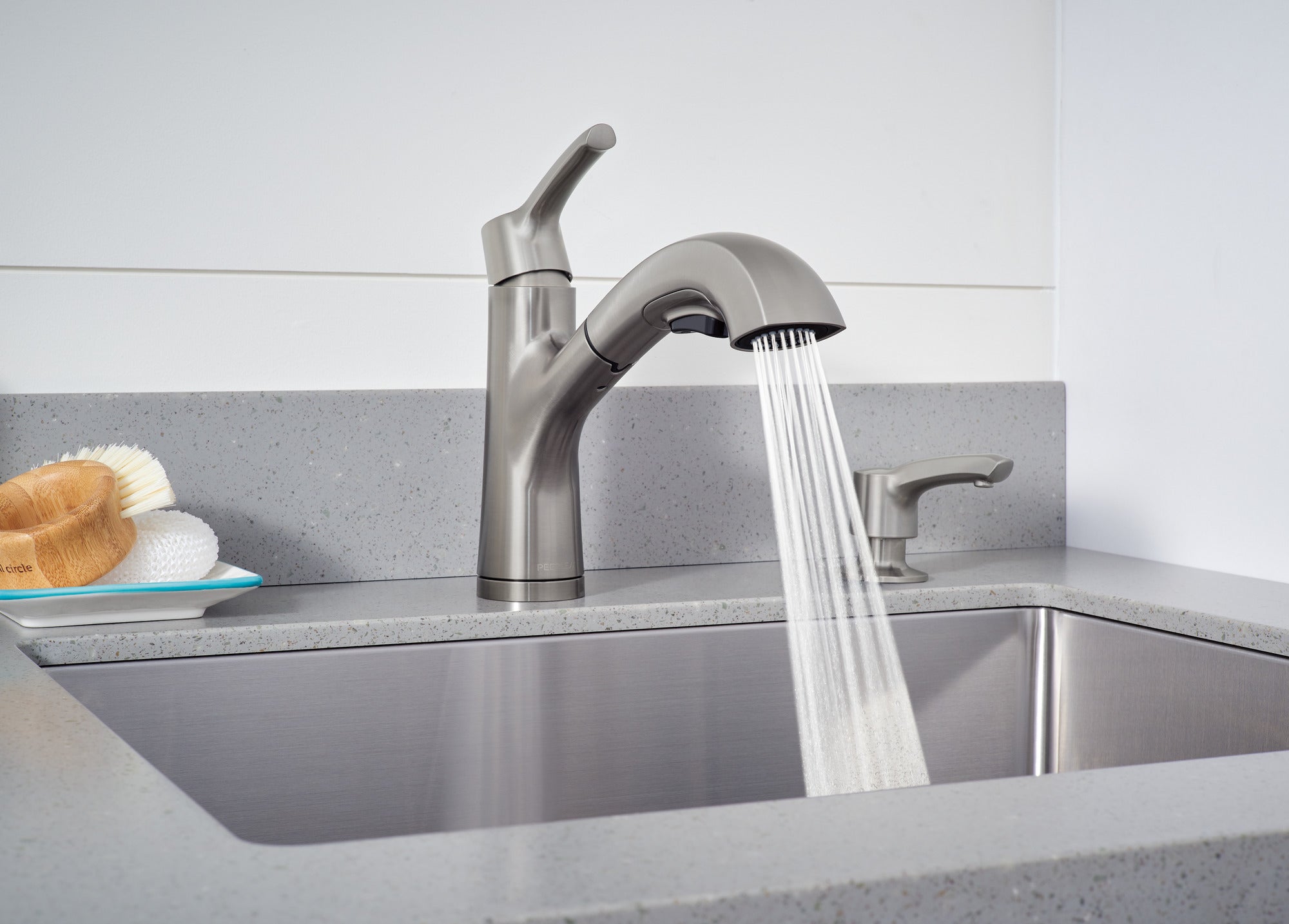 Peerless Parkwood® Single Handle Pullout Kitchen Faucet