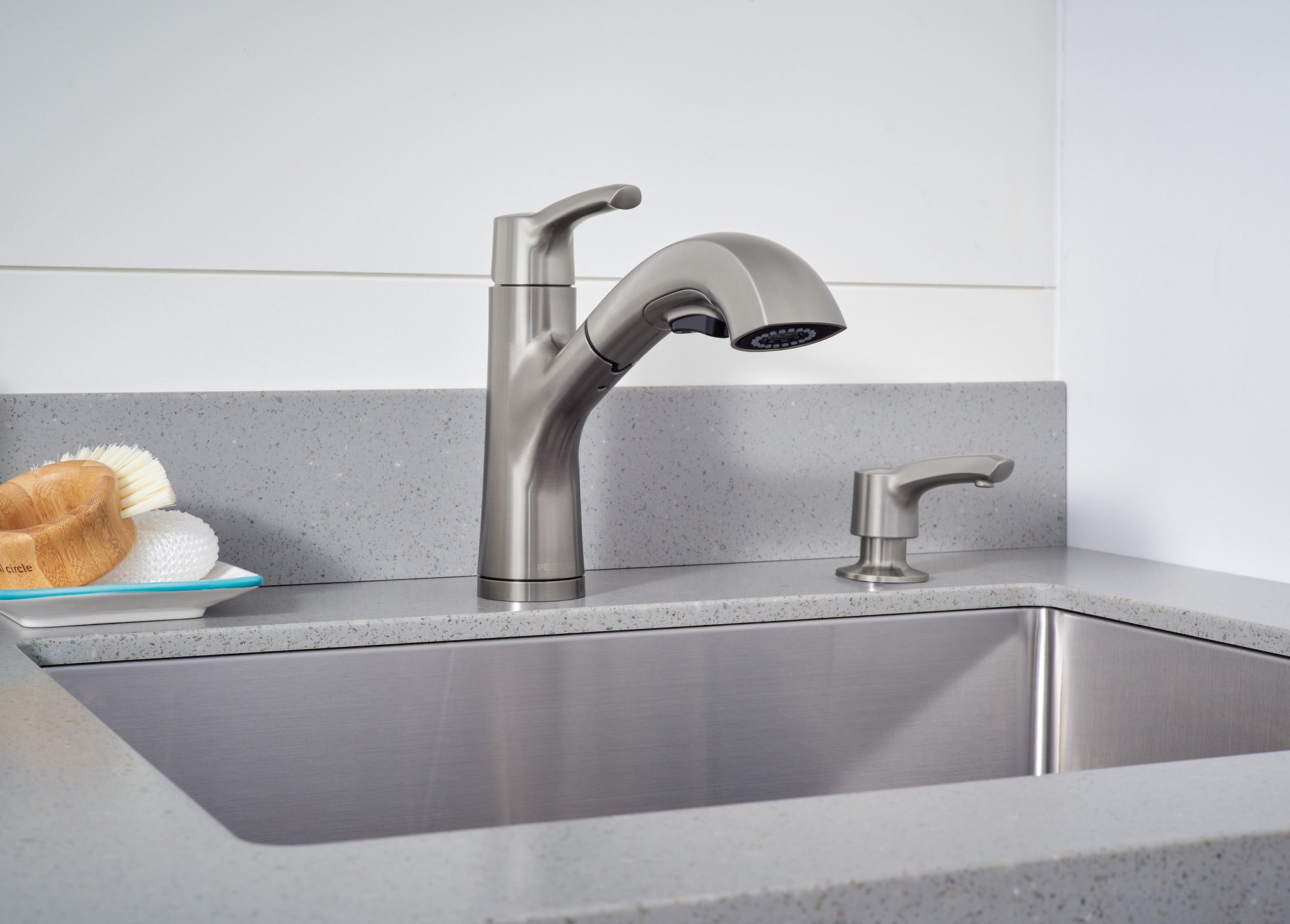 Peerless Parkwood® Single Handle Pullout Kitchen Faucet