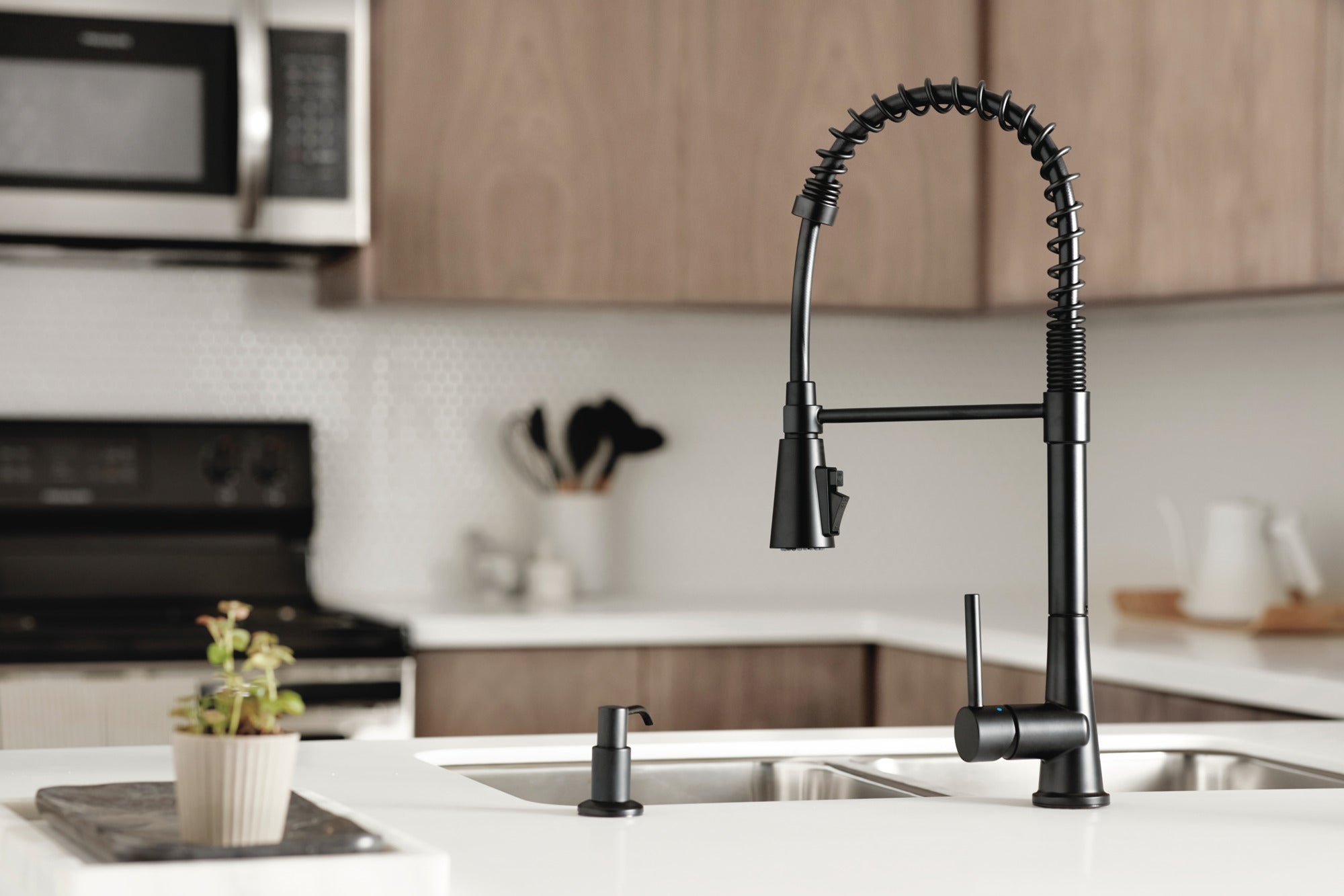 Peerless Precept® Single-Handle Commercial Style Kitchen Faucet