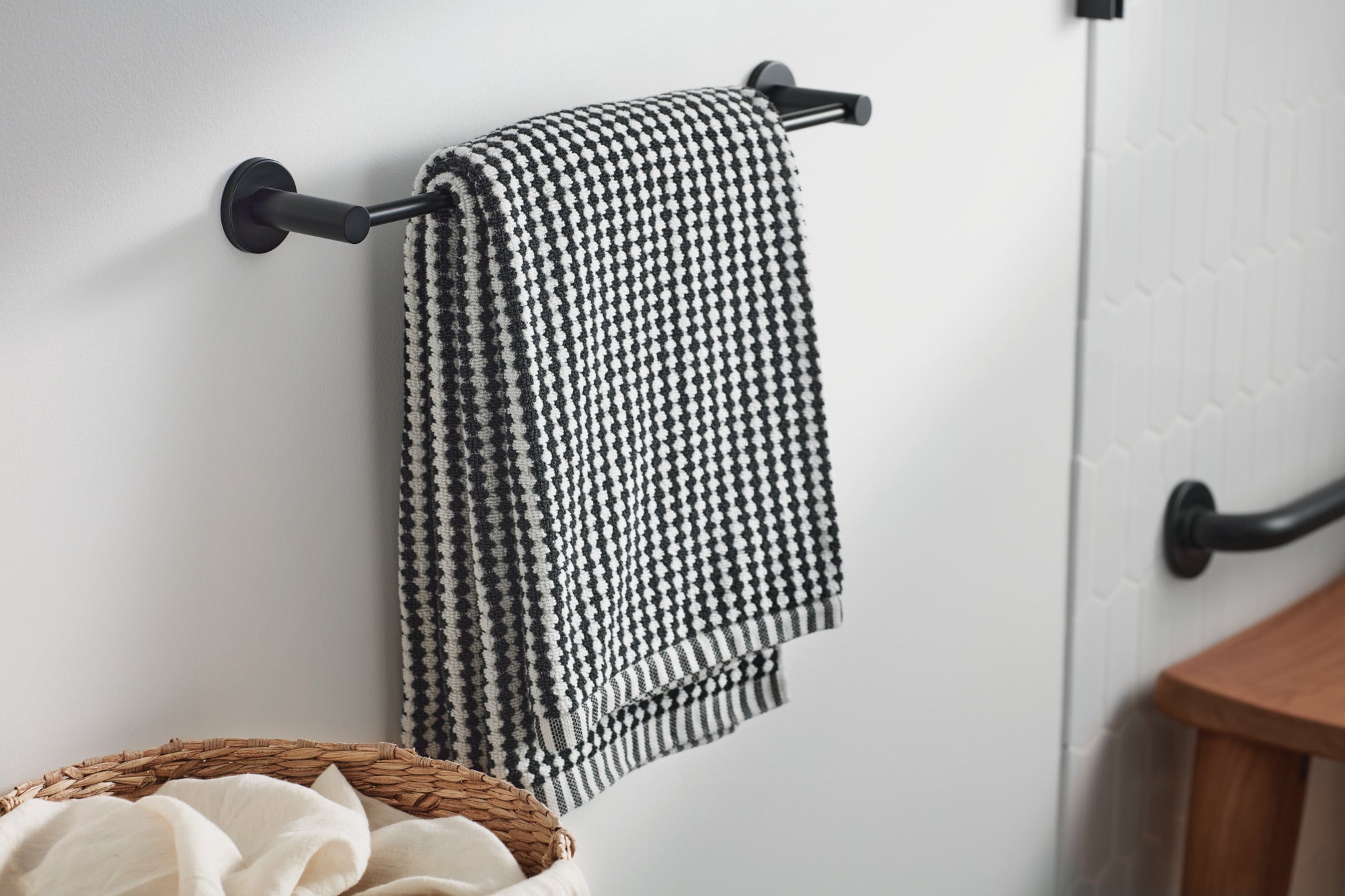 Peerless Precept® Towel bar 18"