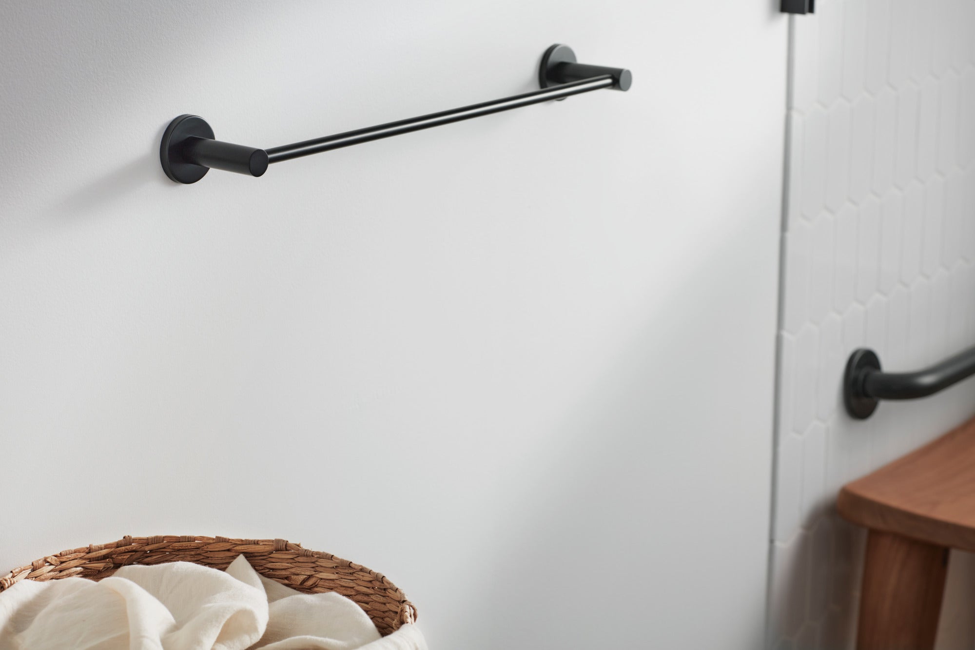 Peerless Precept® Towel bar 18"