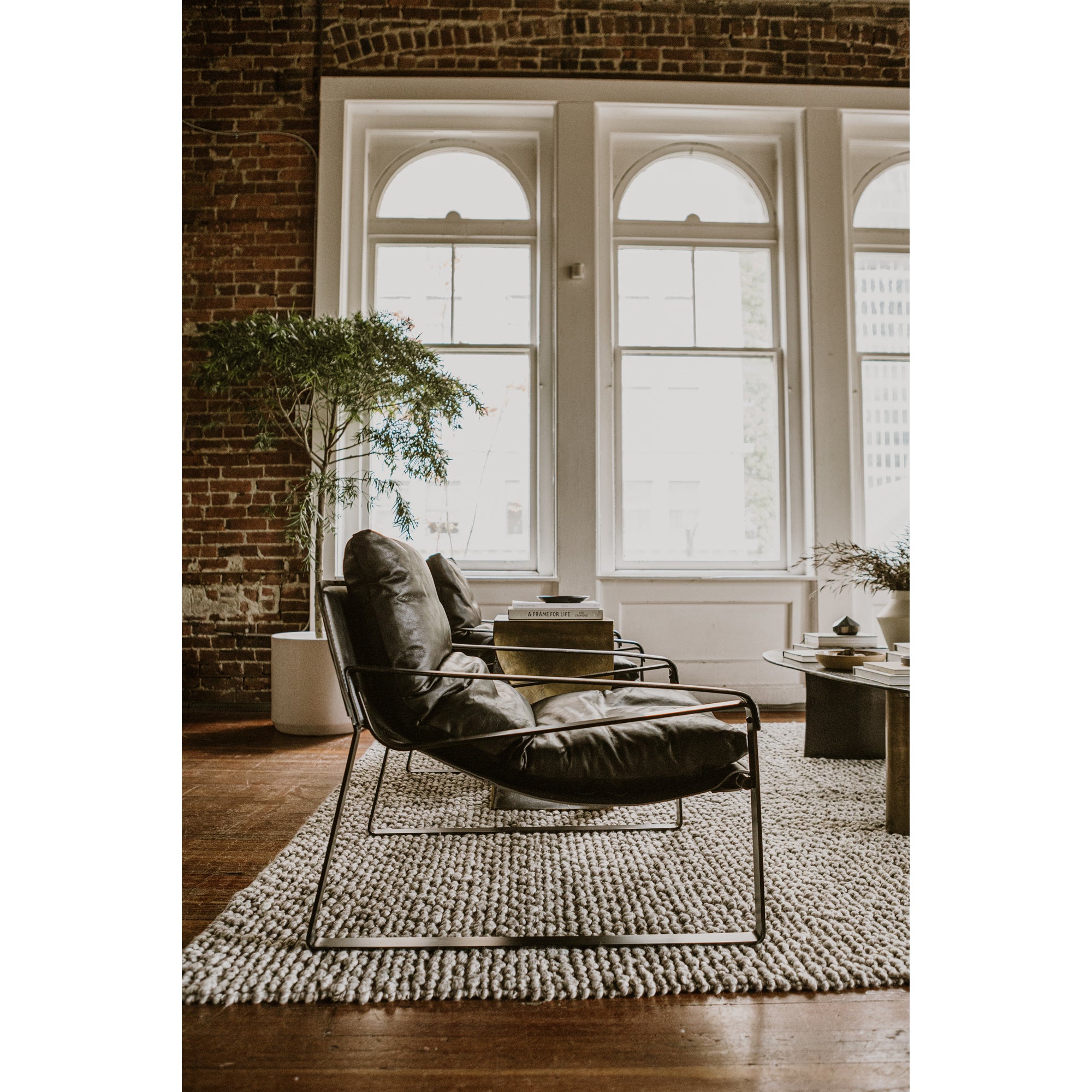 Moes Connor Club Chair Black PK-1044-02