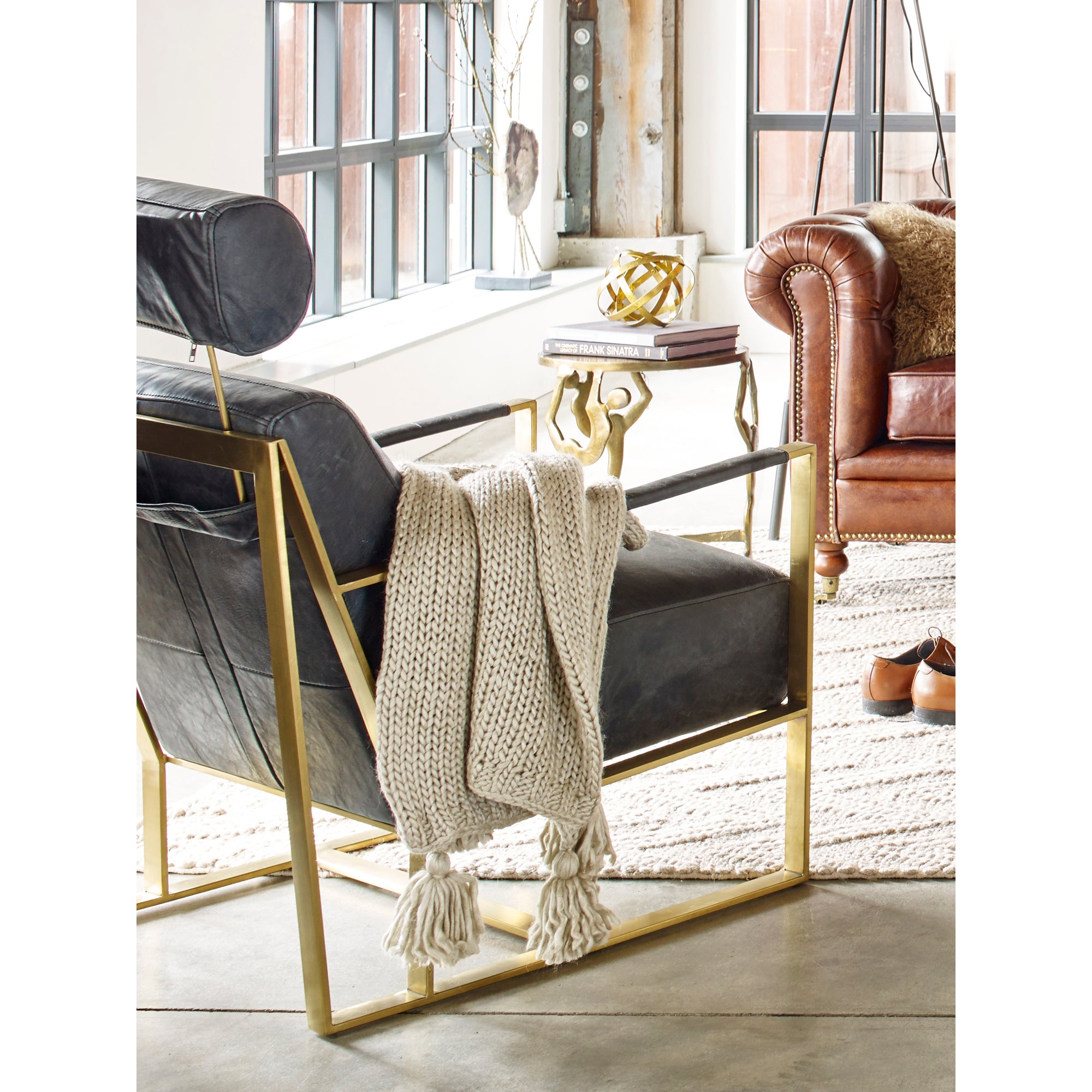 Moes Paradiso Chair Black PK-1083-02