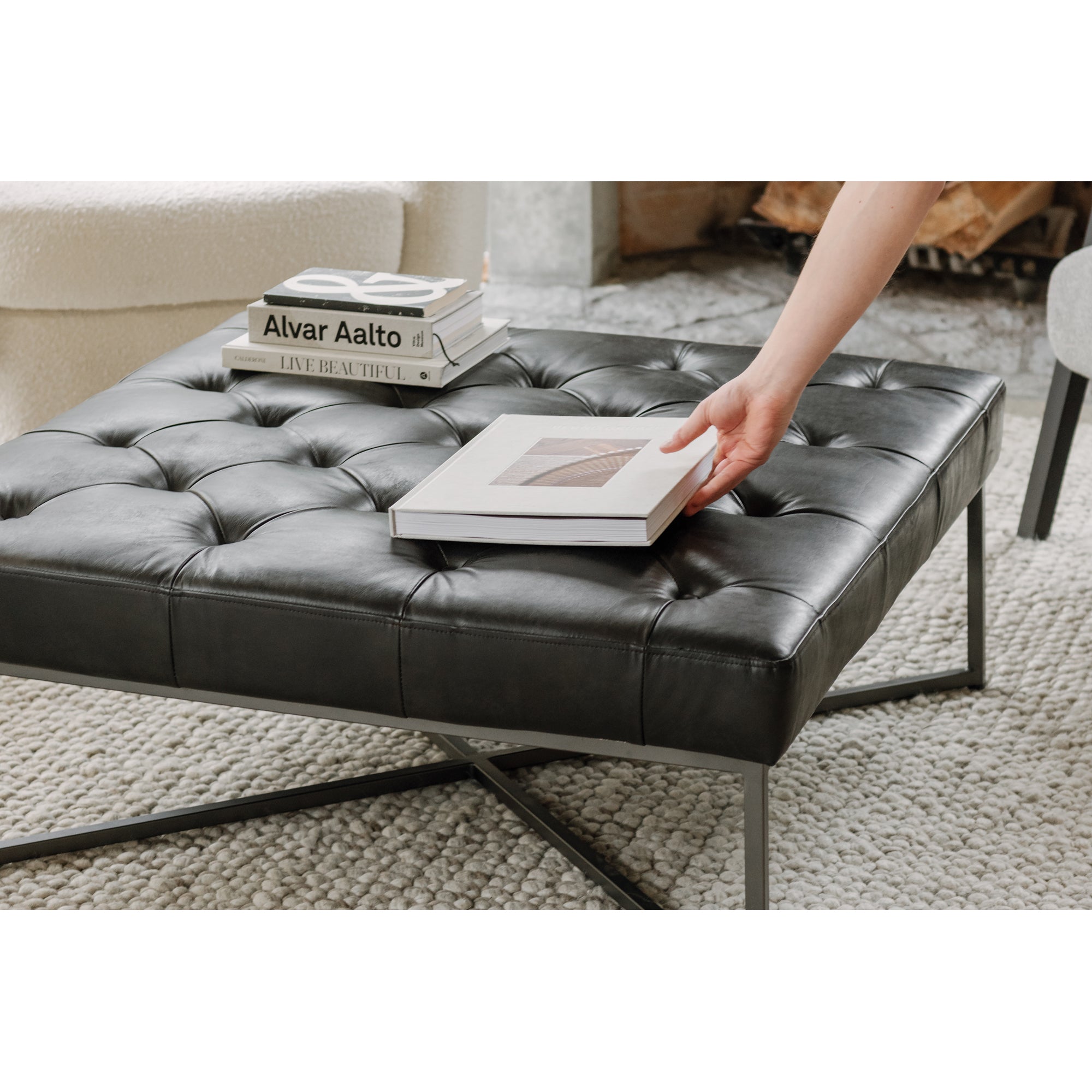 Moes Thad Ottoman Black QN-1029-02