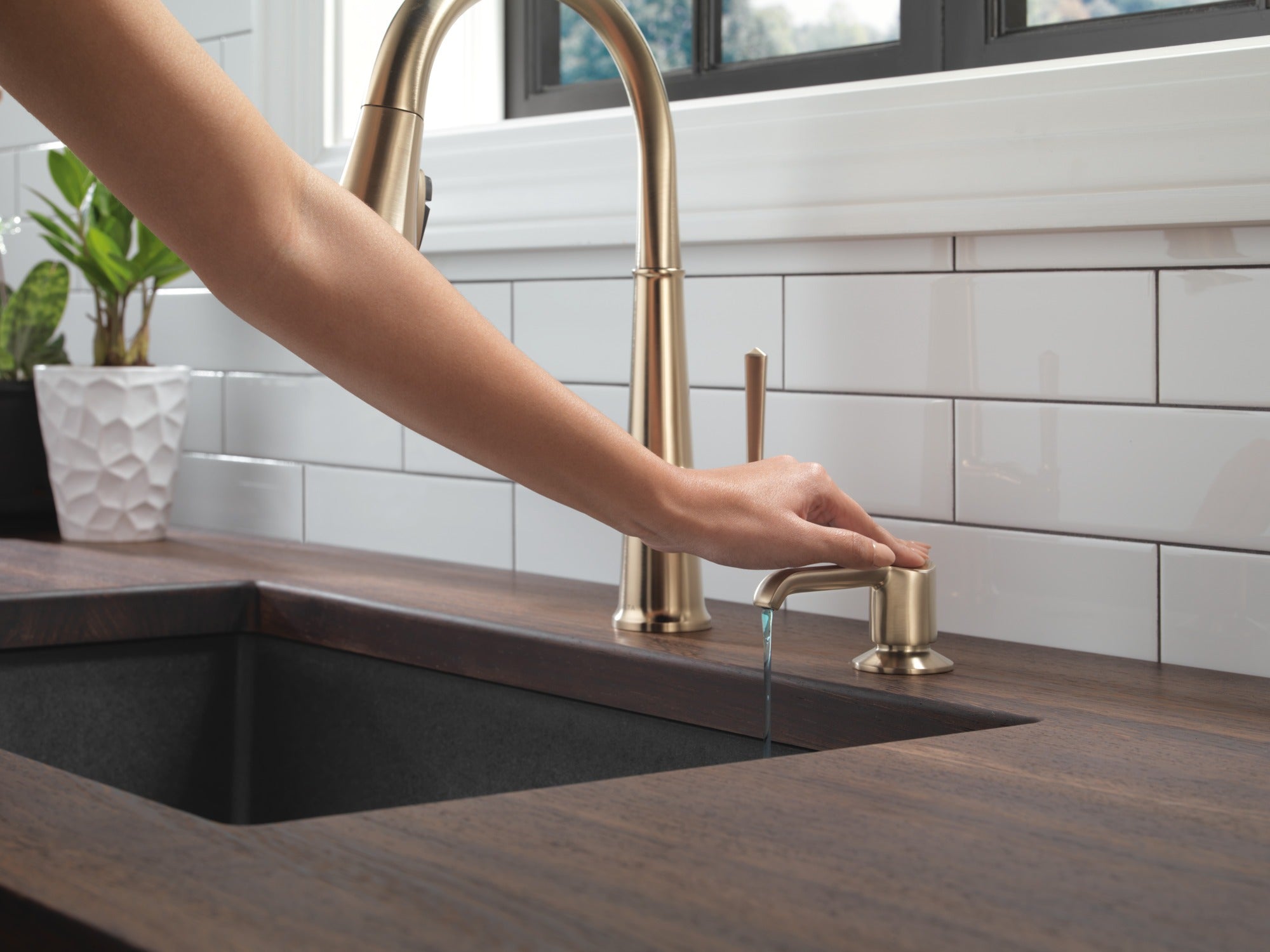 Delta Emmeline® Single Handle Pull-Down Kitchen Faucet