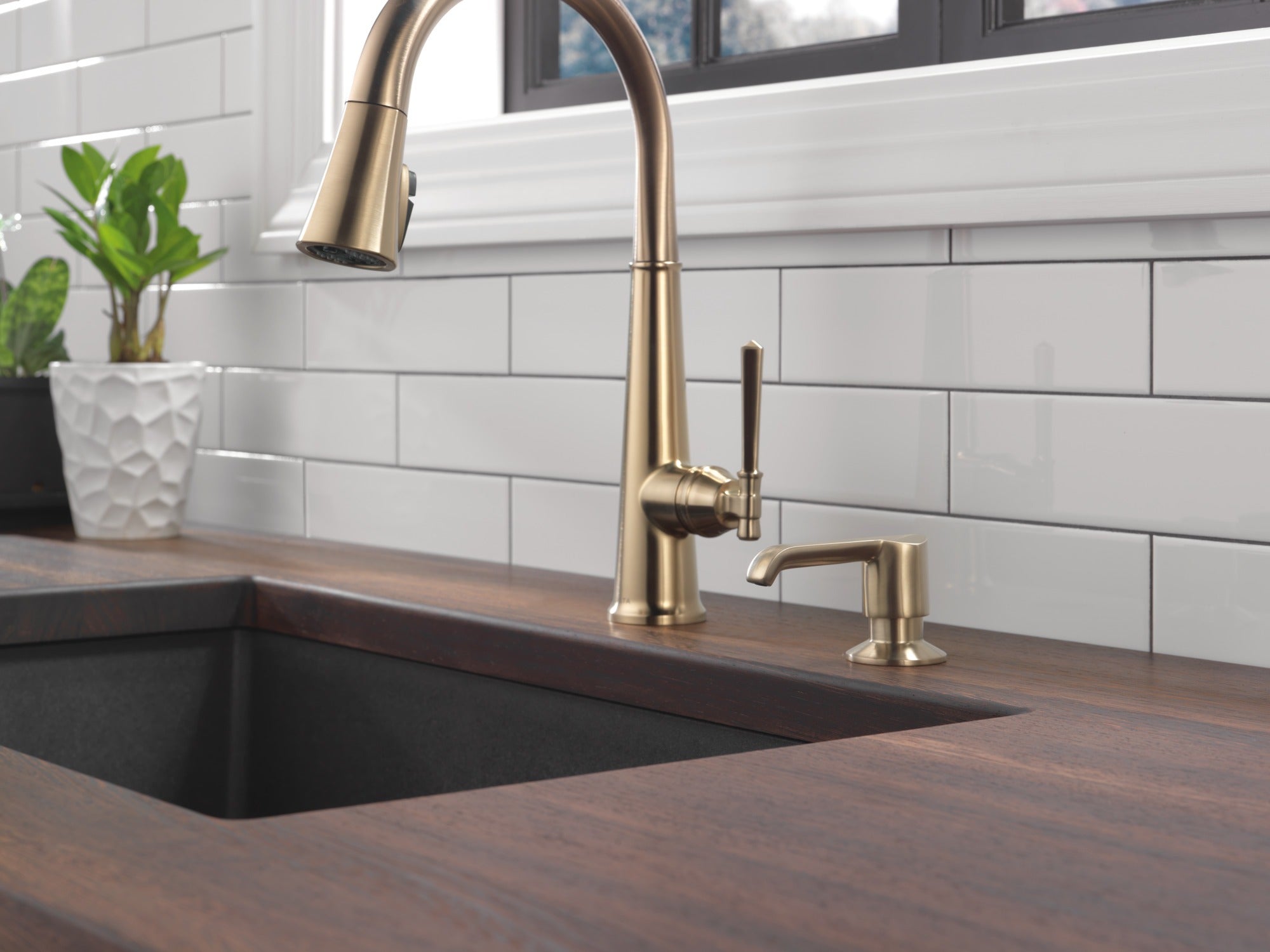 Delta Emmeline® Single Handle Pull-Down Kitchen Faucet