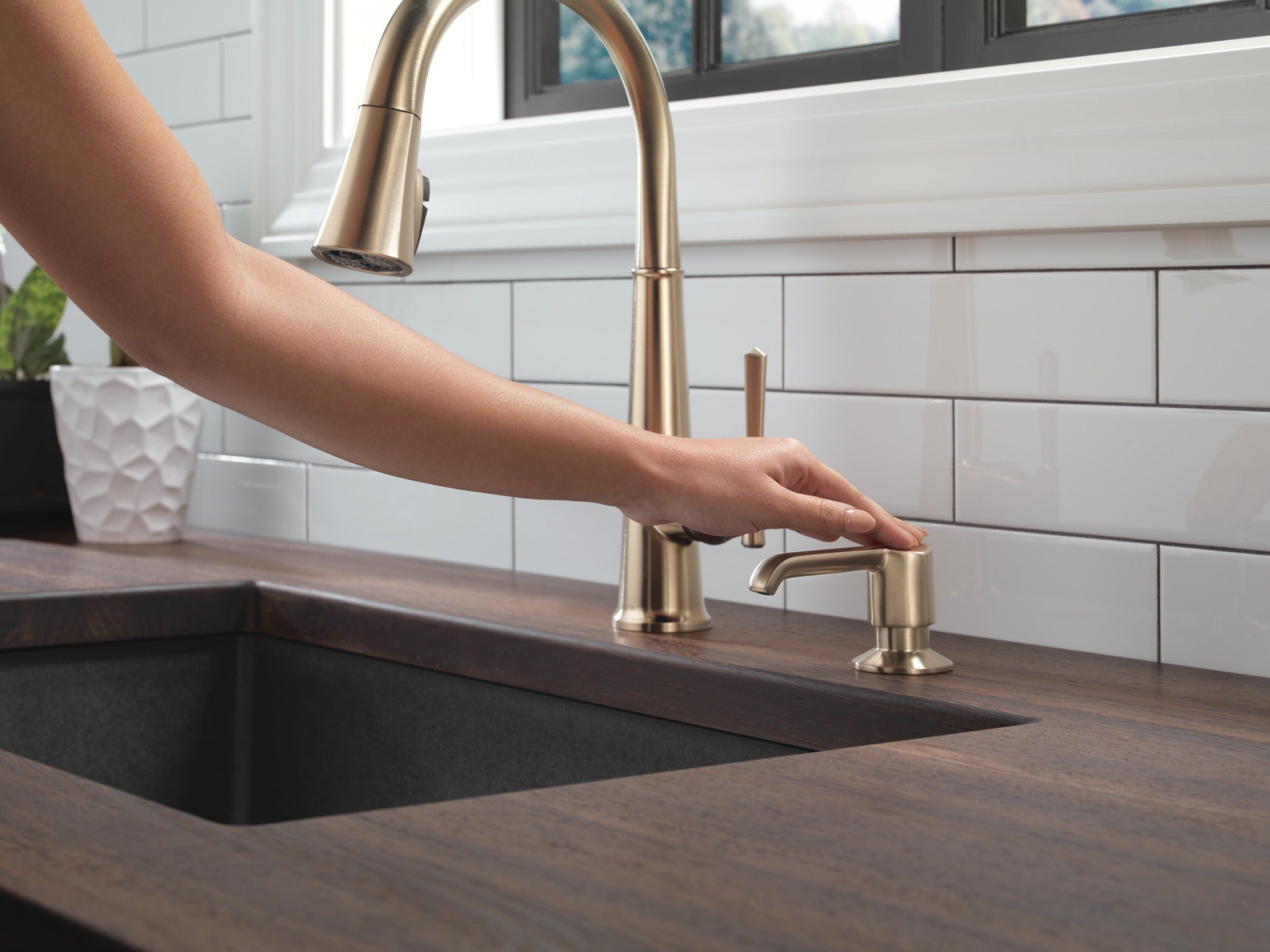 Delta Emmeline® Single Handle Pull-Down Kitchen Faucet