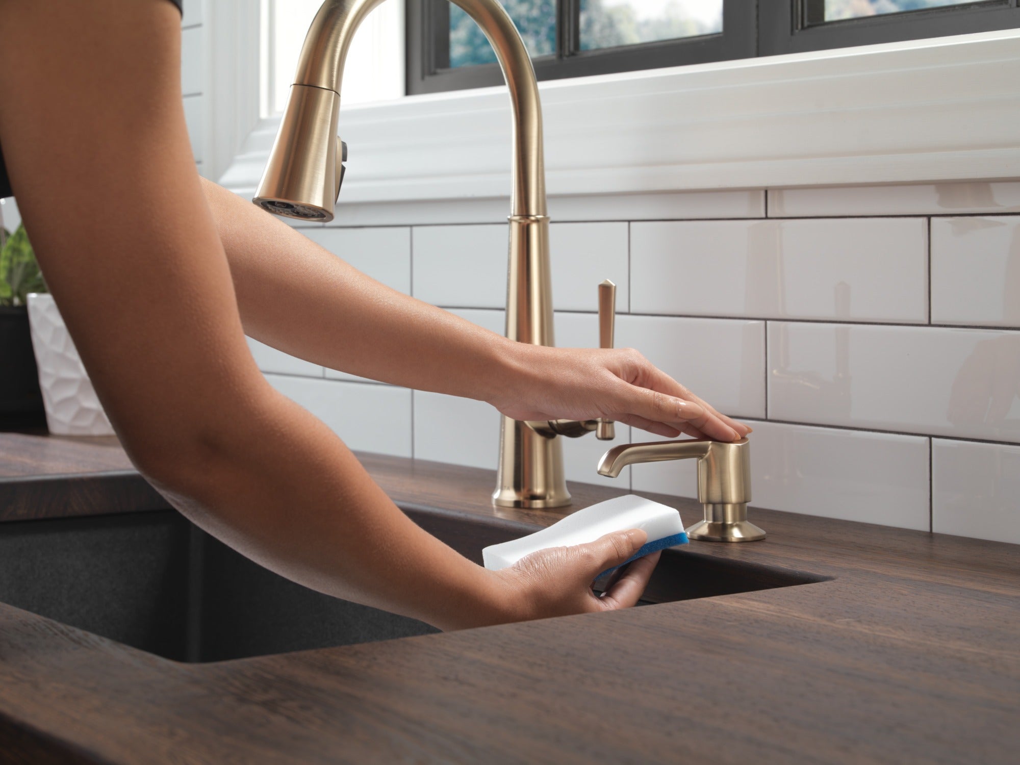 Delta Emmeline® Single Handle Pull-Down Kitchen Faucet