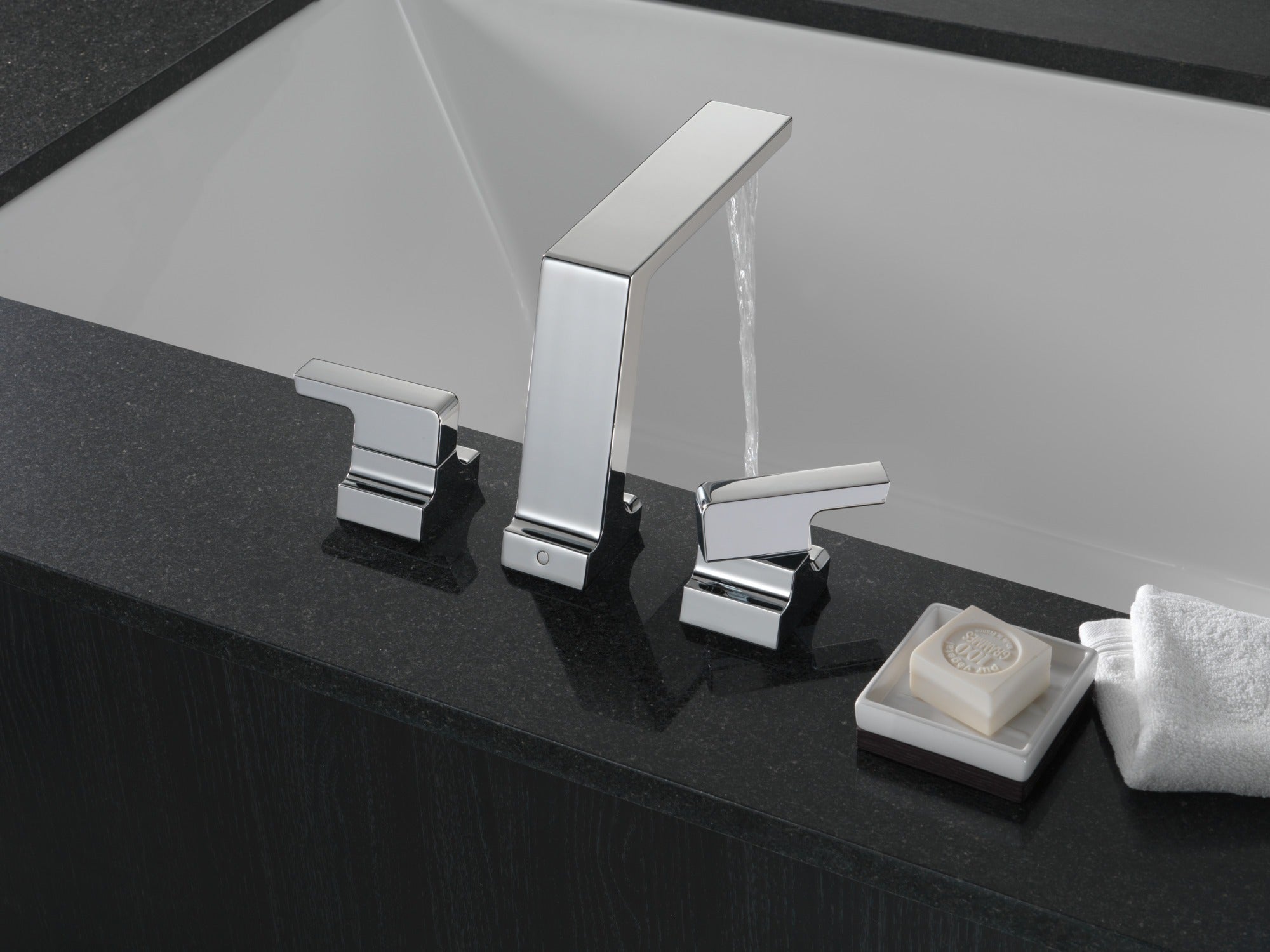 Delta Pivotal® Roman Tub Trim