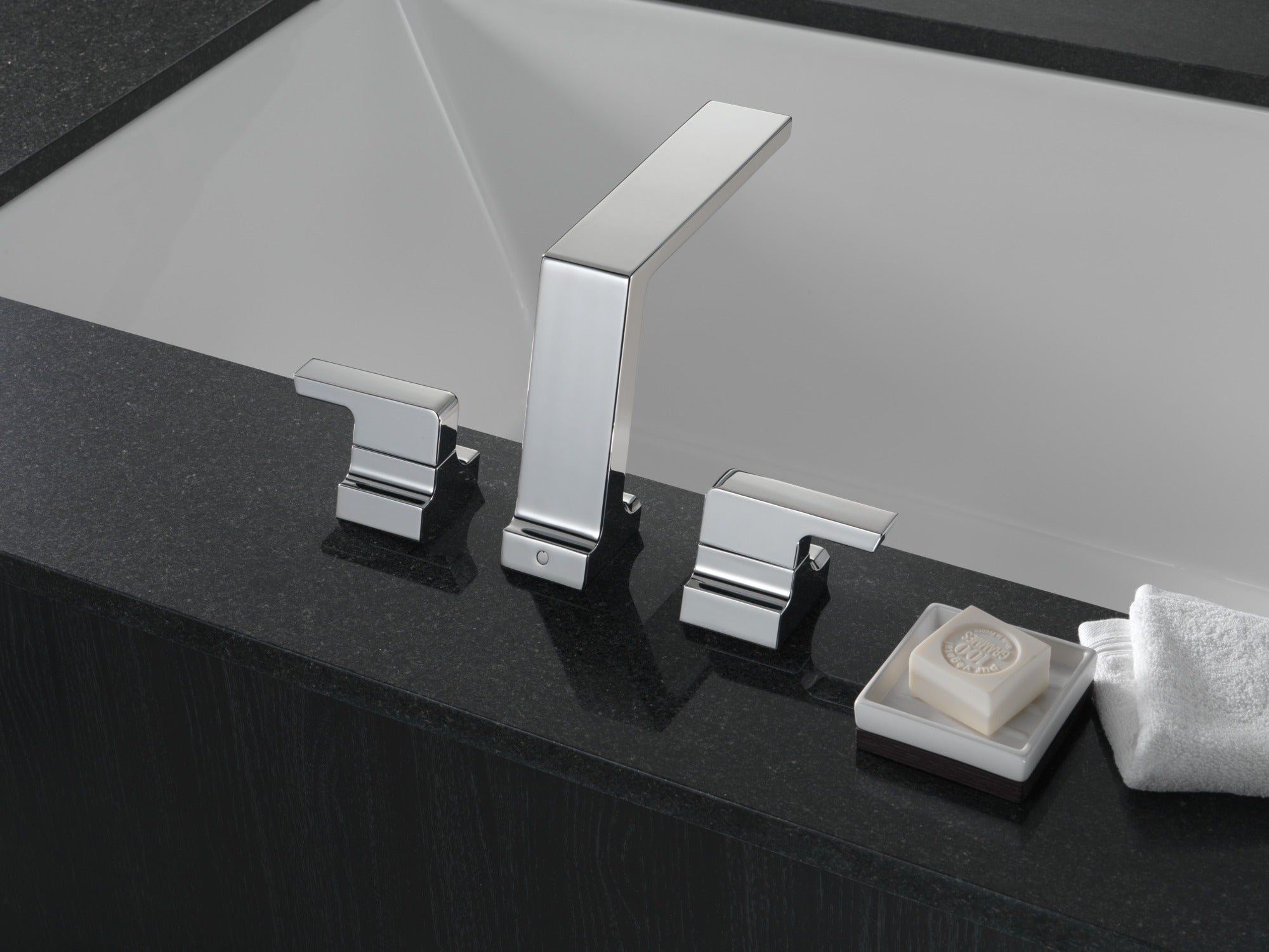 Delta Pivotal® Roman Tub Trim