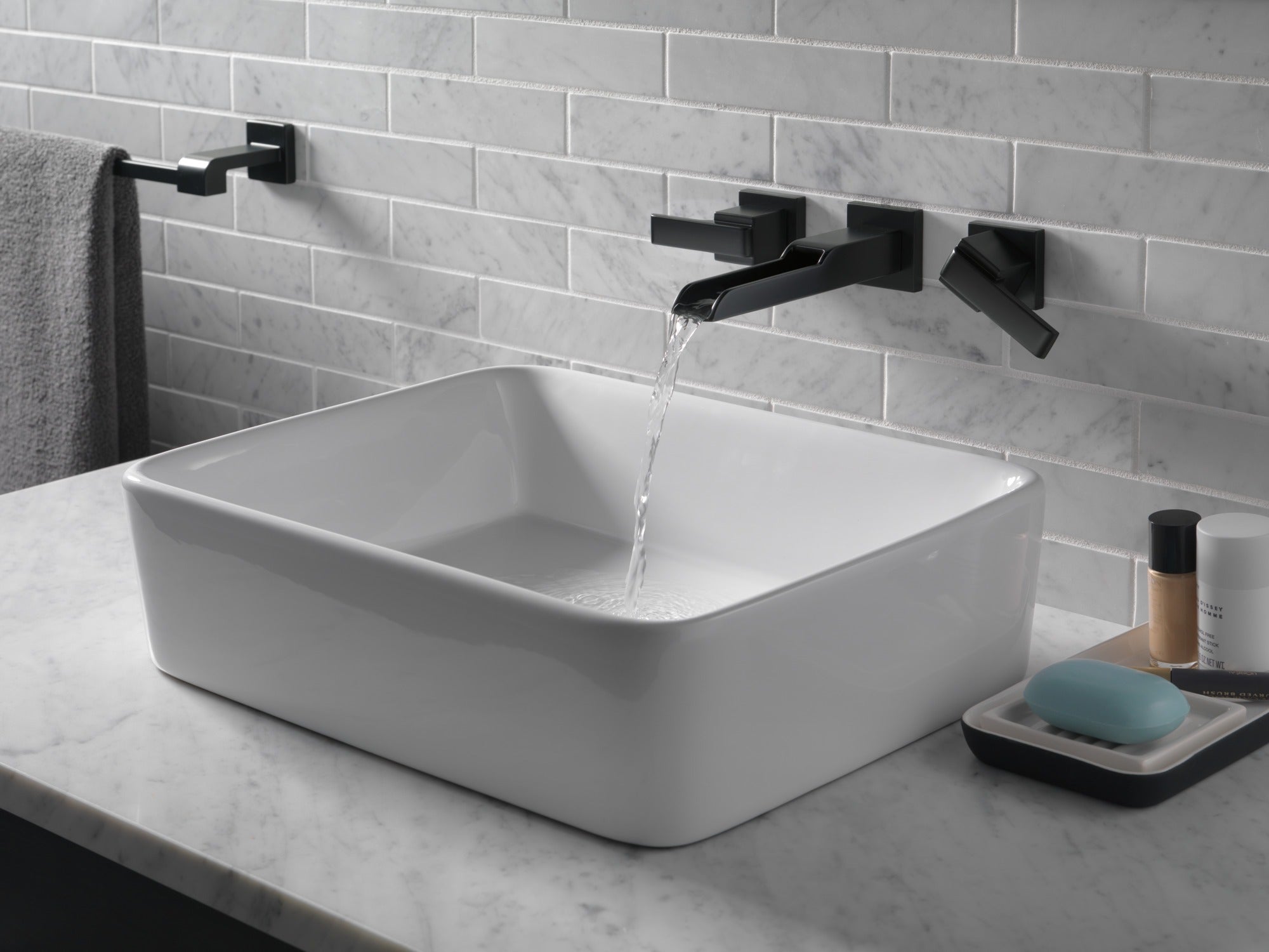 Delta Ara® 18" Towel Bar