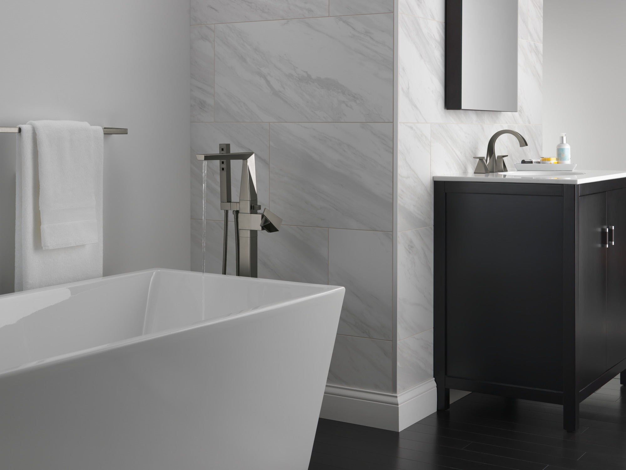 Delta Trillian™ 30" Towel Bar