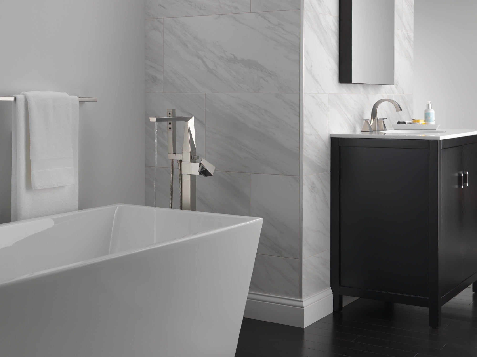Delta Trillian™ 30" Towel Bar