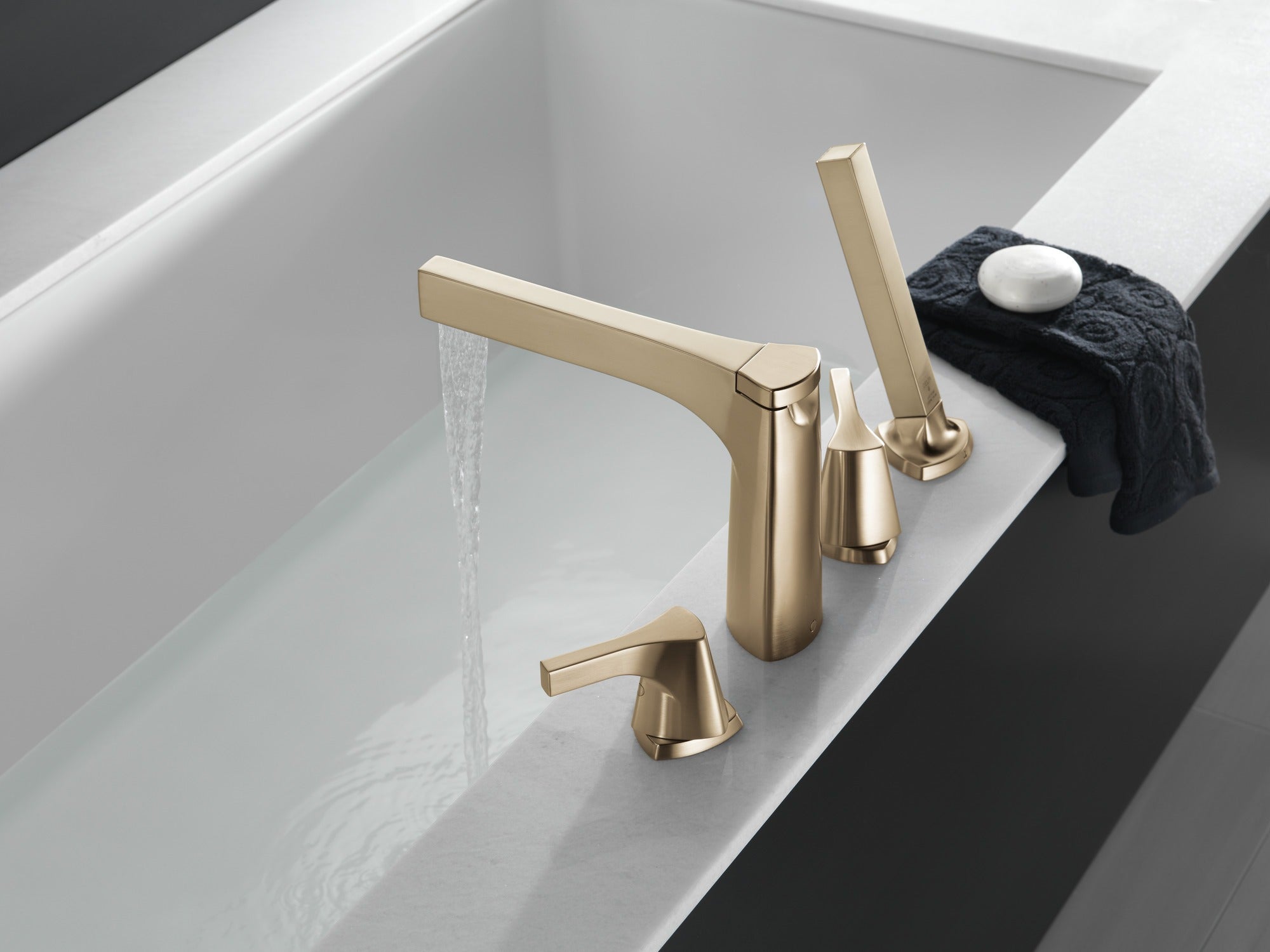 Delta Zura® 4-hole Roman Tub with Handshower Trim
