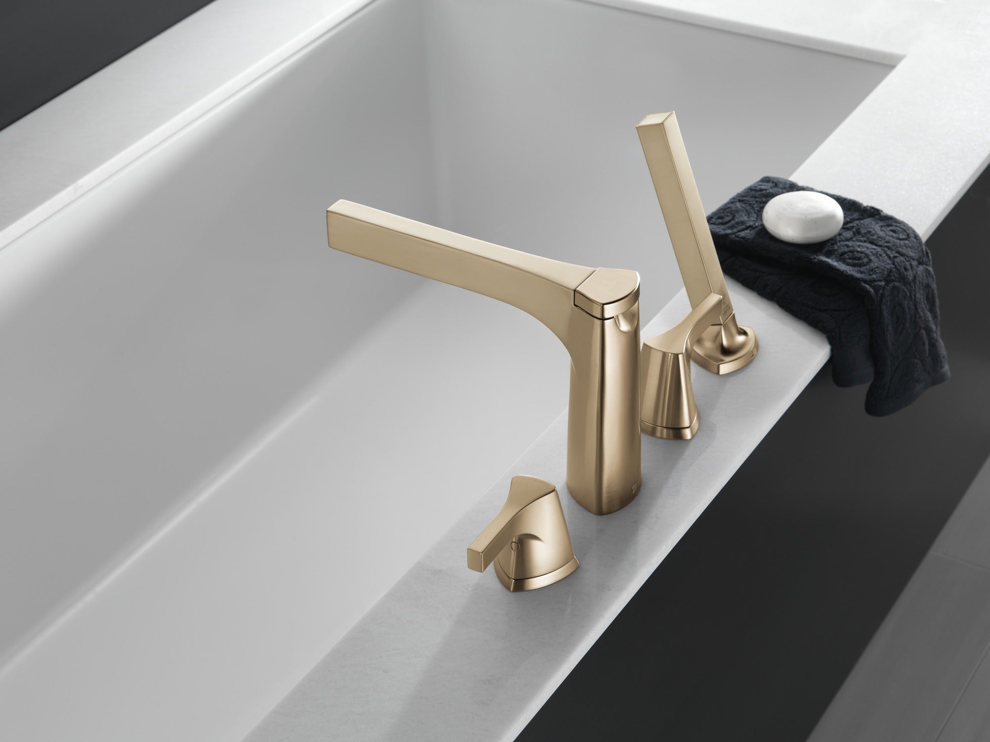 Delta Zura® 4-hole Roman Tub with Handshower Trim