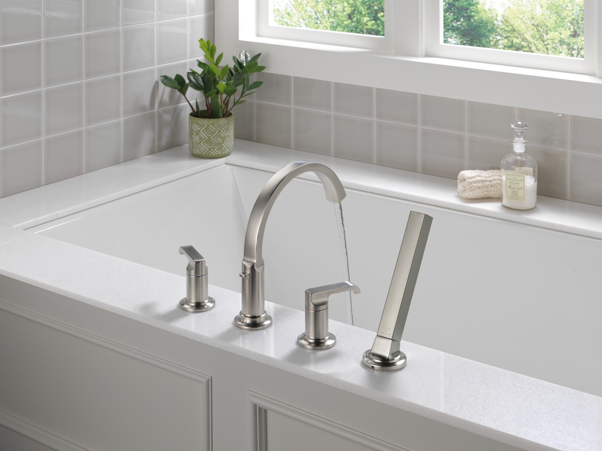 Delta Tetra™ Roman Tub Handles - Lever