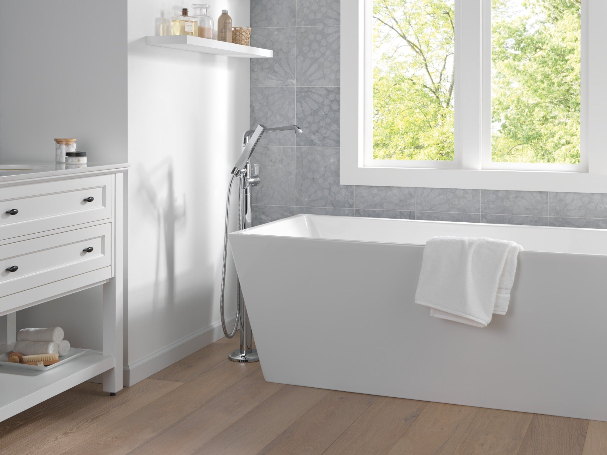 Delta Tetra™ Floor Mount Tub Filler Handle - Lever