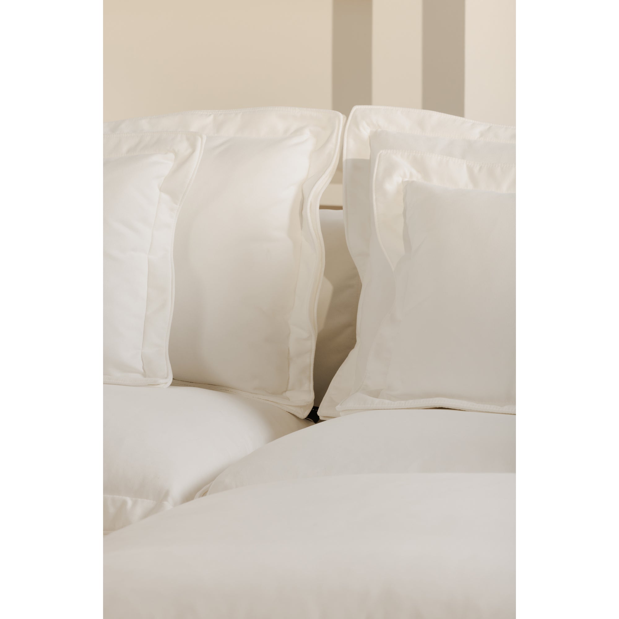 Moes Olivia Ottoman White UB-1024-18