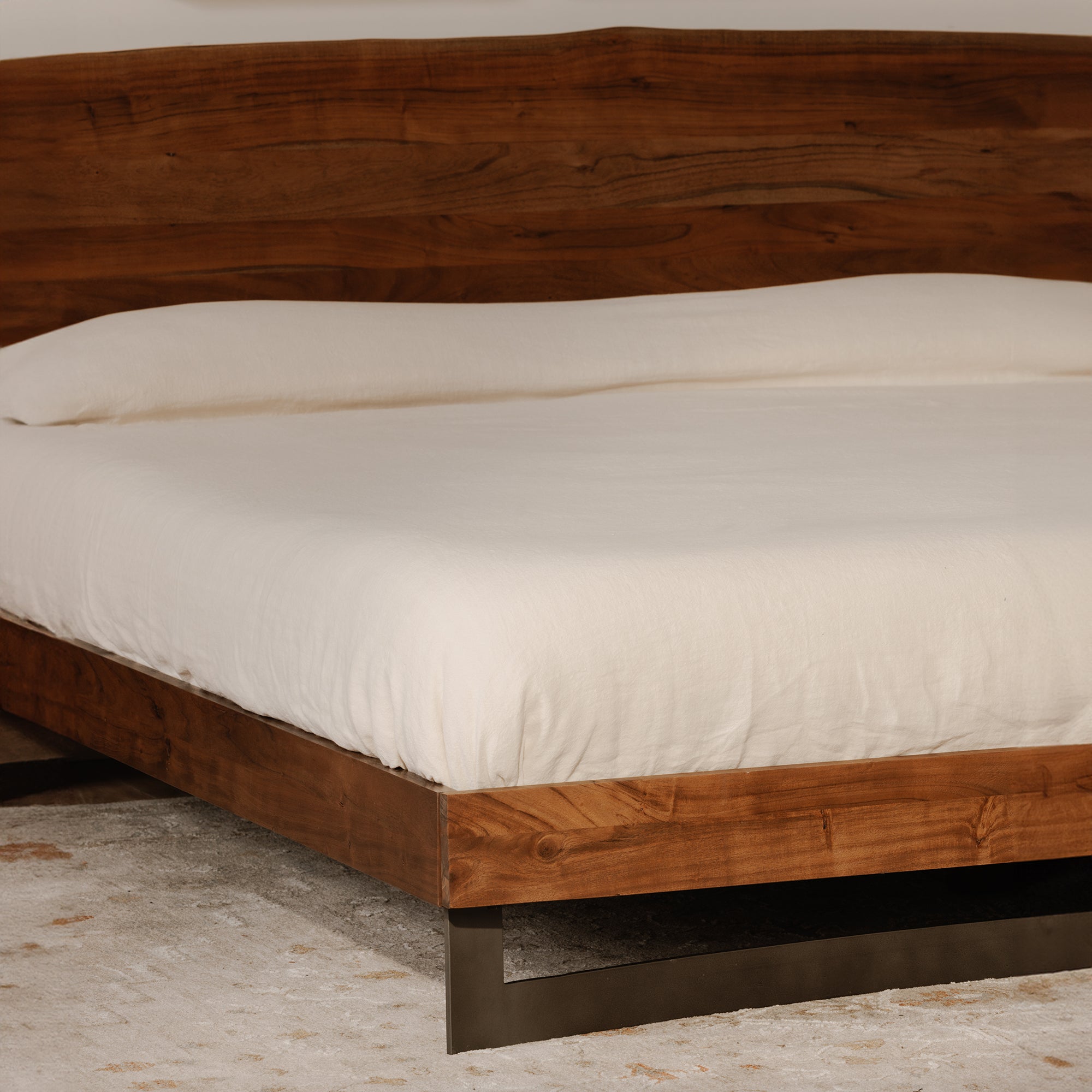 Moes Bent King Size Bed Brown VE-1088-03-0
