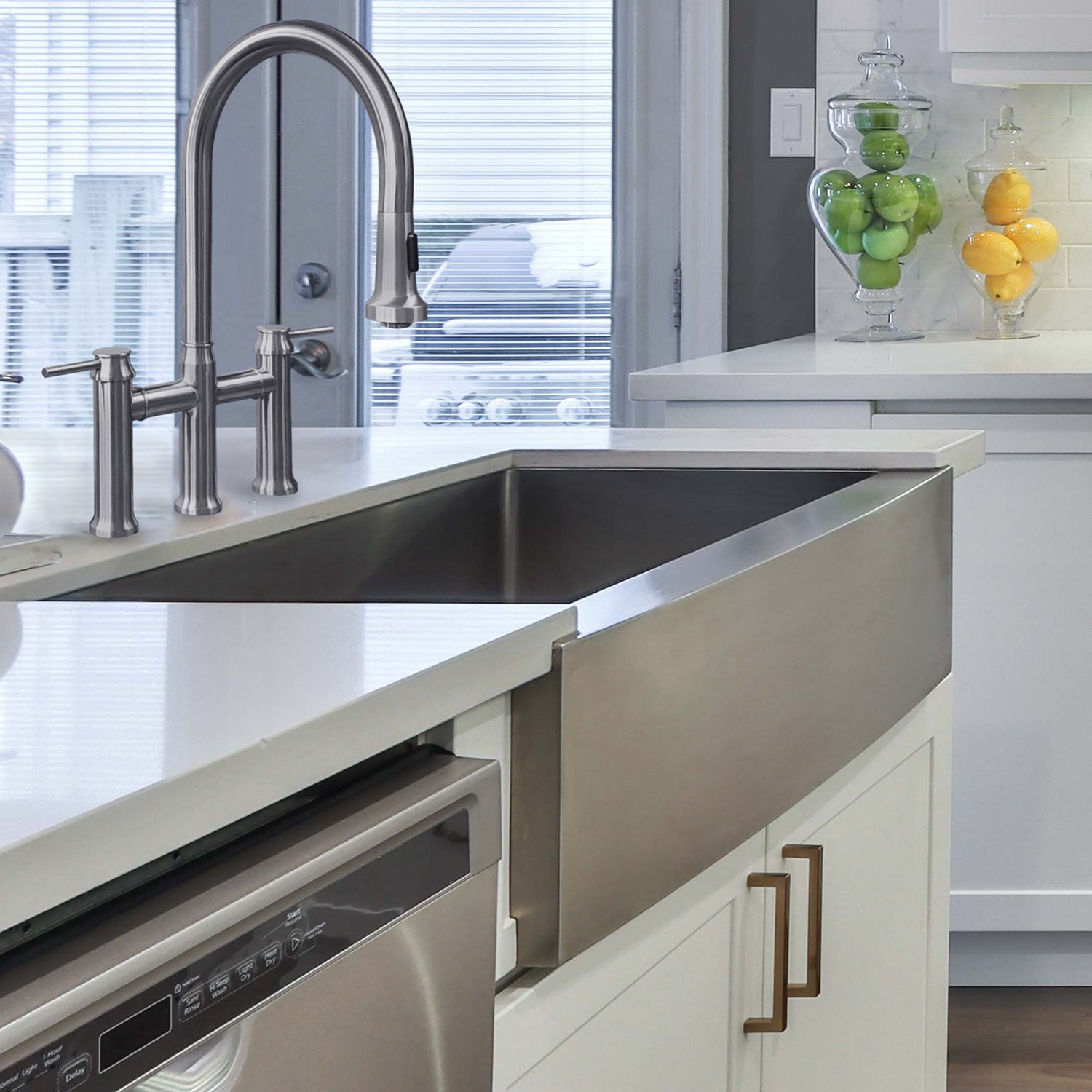 Noah's Collection Brushed Stainless Steel Commercial Single Bowl Sink with an Arched Front Apron
