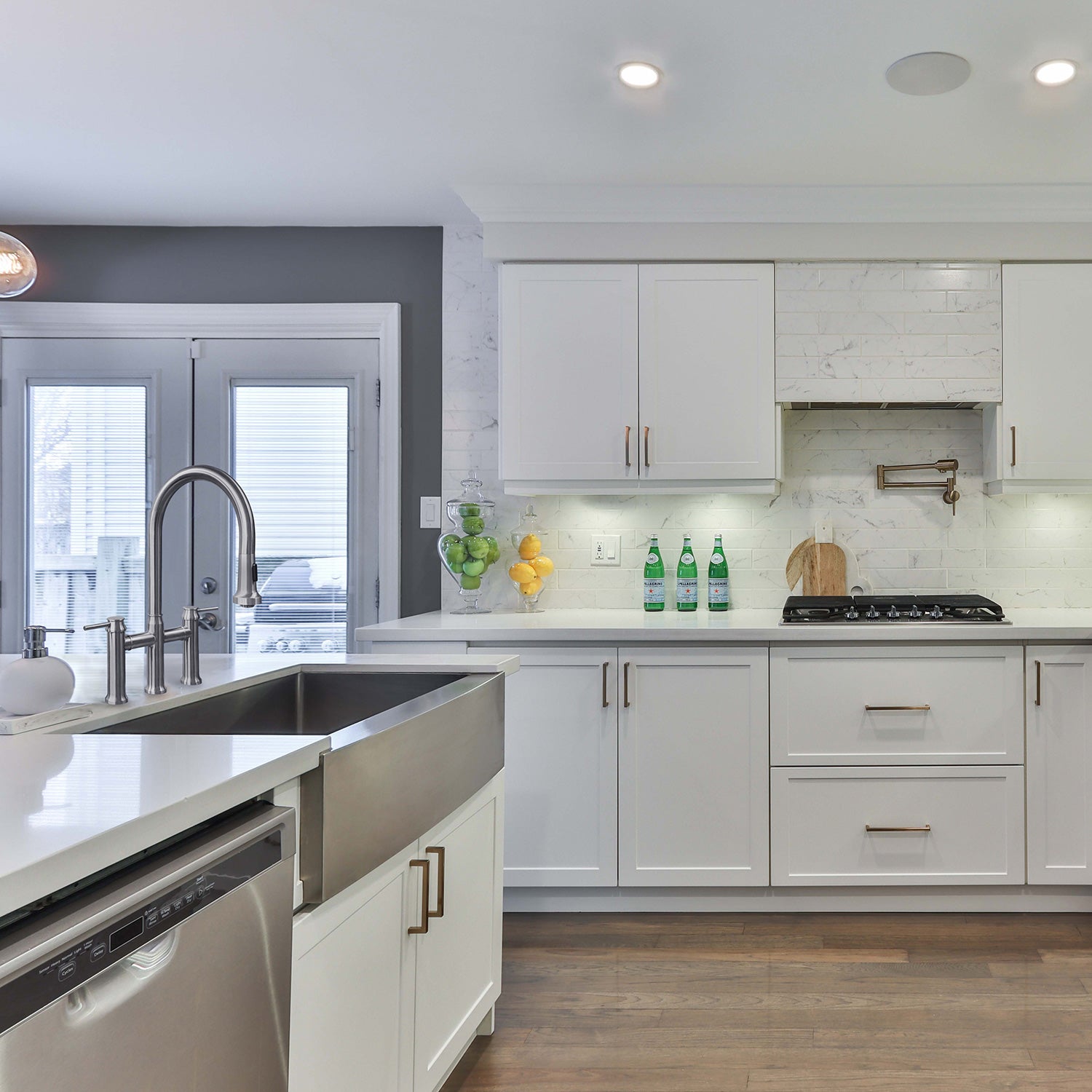 Noah's Collection Brushed Stainless Steel Commercial Single Bowl Sink with an Arched Front Apron