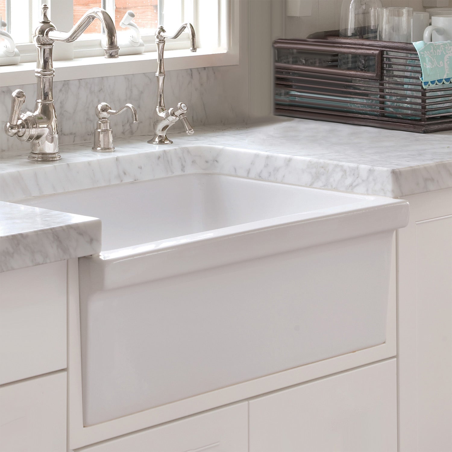 Farmhaus Fireclay Quatro Alcove Reversible Sink with a Fluted Front Apron and Decorative 2 1/2" Lip on One Side and 2" Lip on the Opposite Side