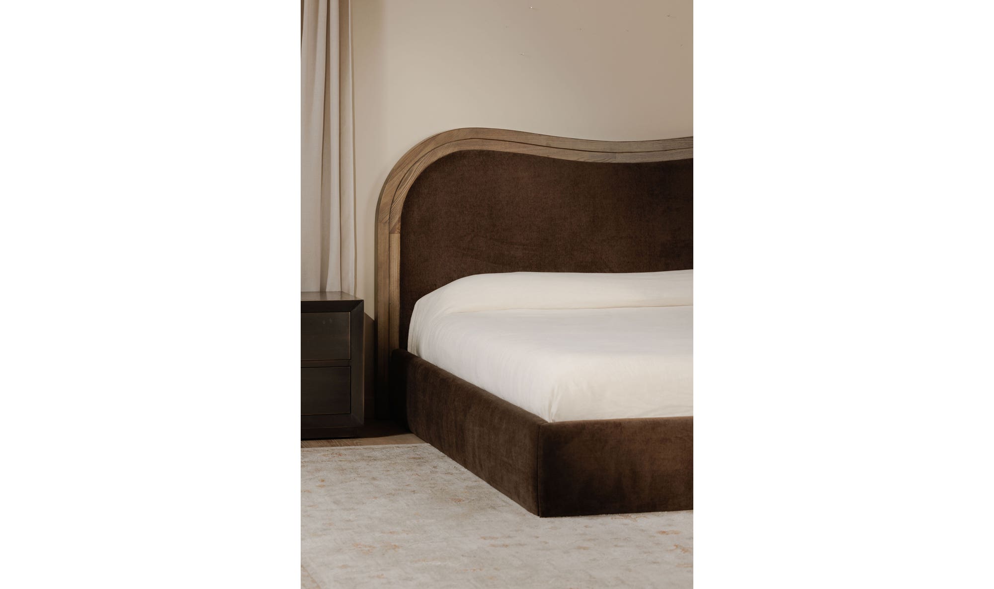 Moes Camilla King Bed FO-1038