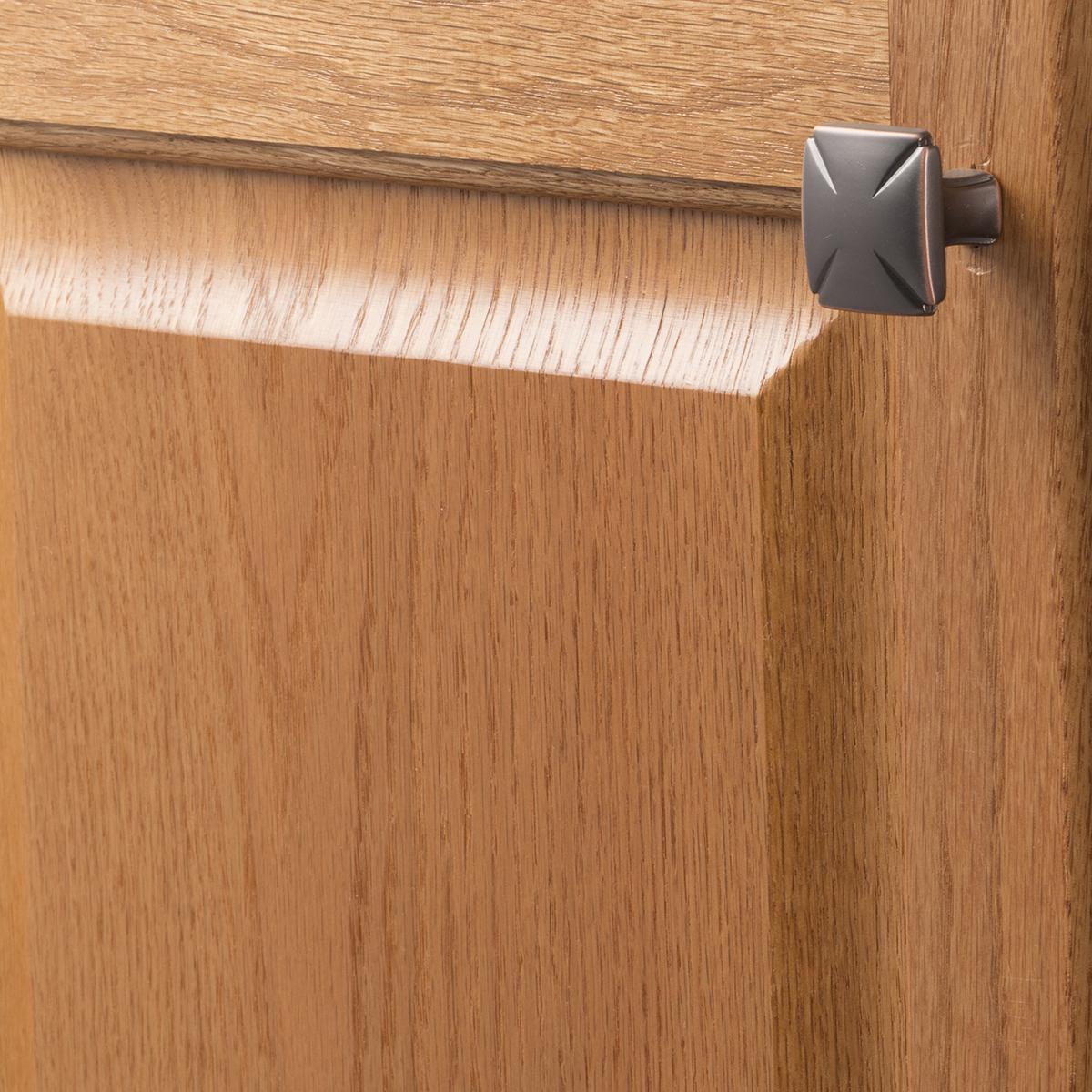 Hickory P3230, 1-3/16 Inch Square Bridges Knob