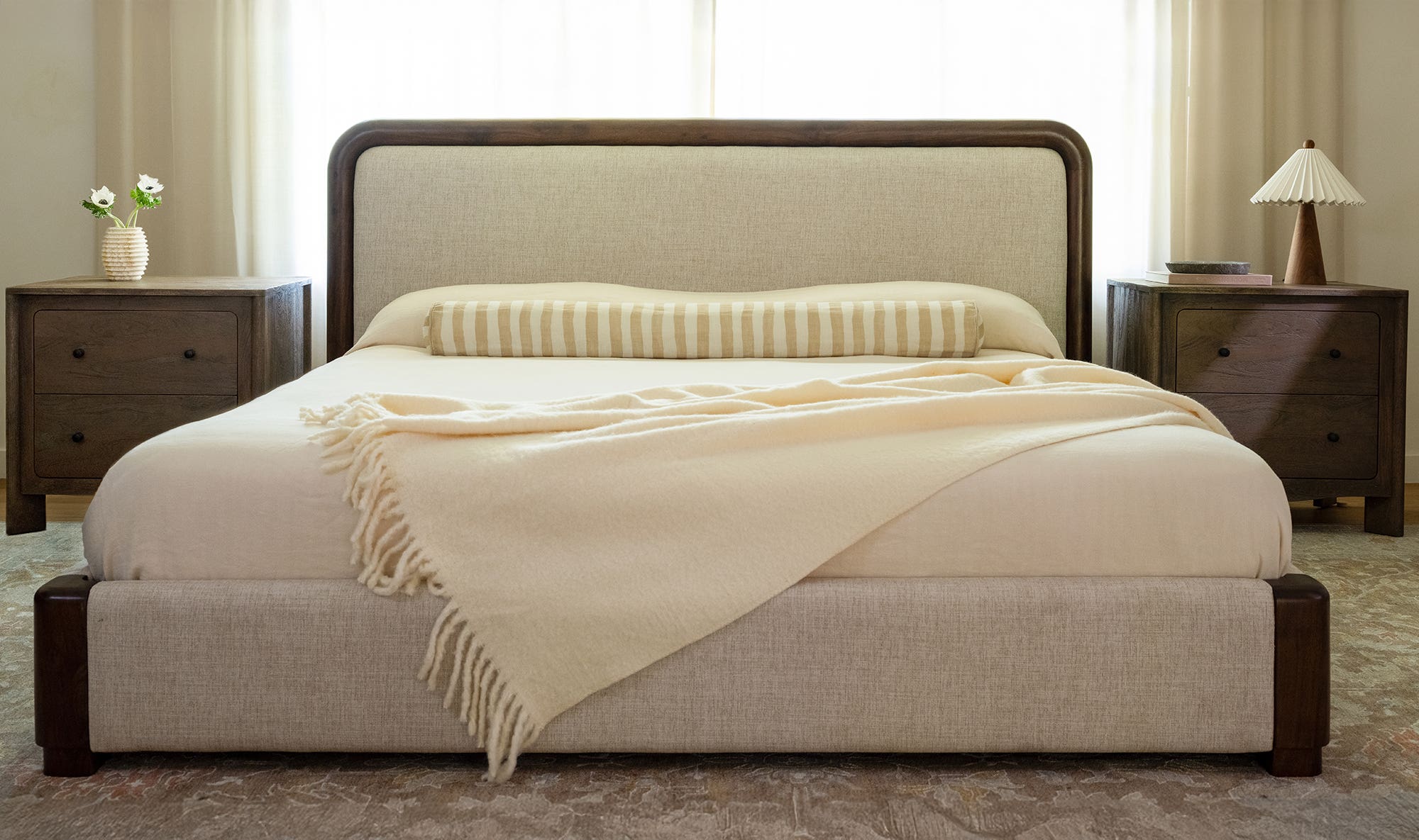 Moes Bower King Bed Brown LX-1080