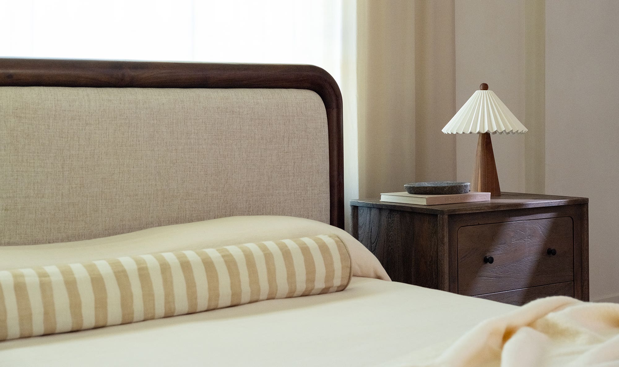 Moes Bower King Bed Brown LX-1080