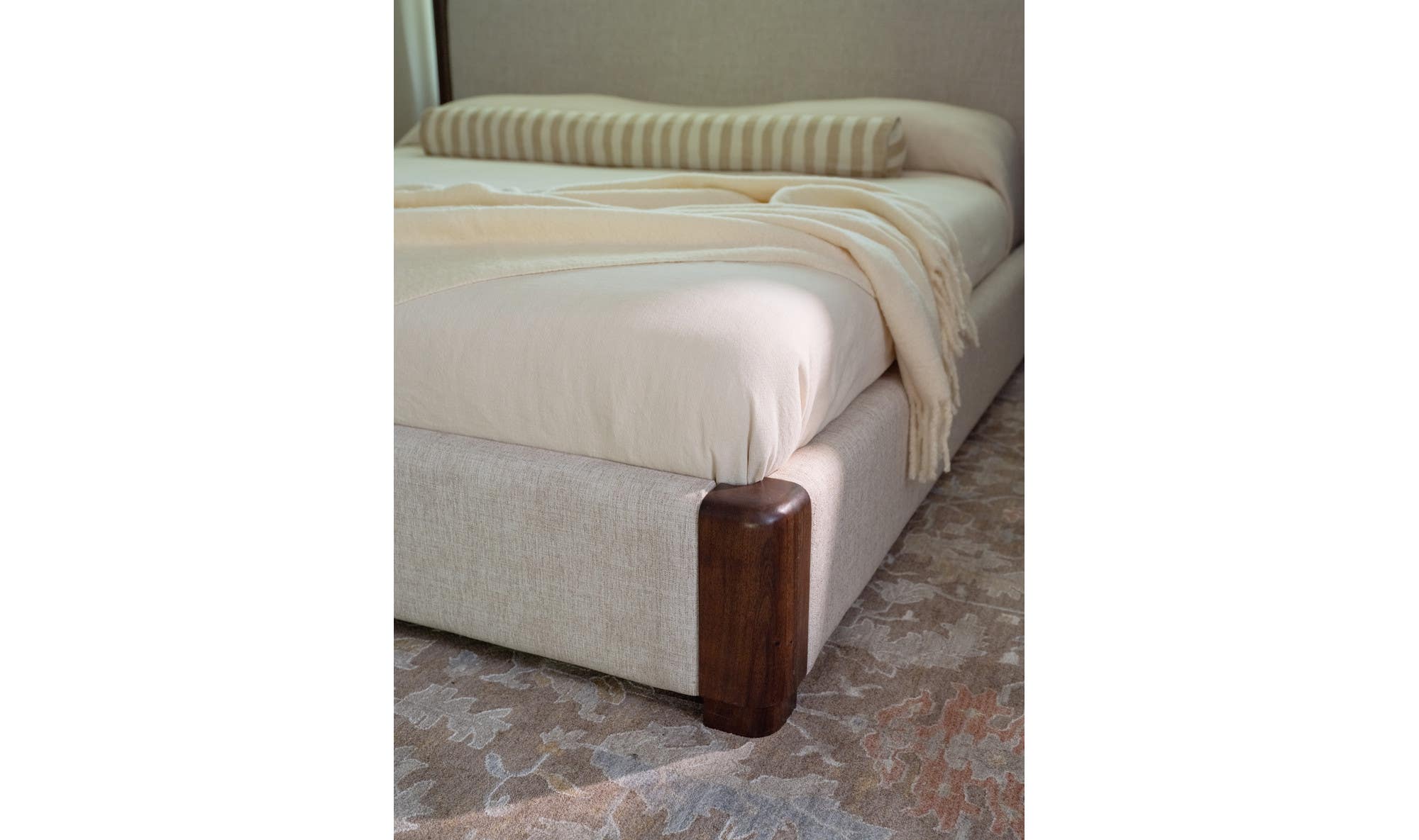 Moes Bower King Bed Brown LX-1080